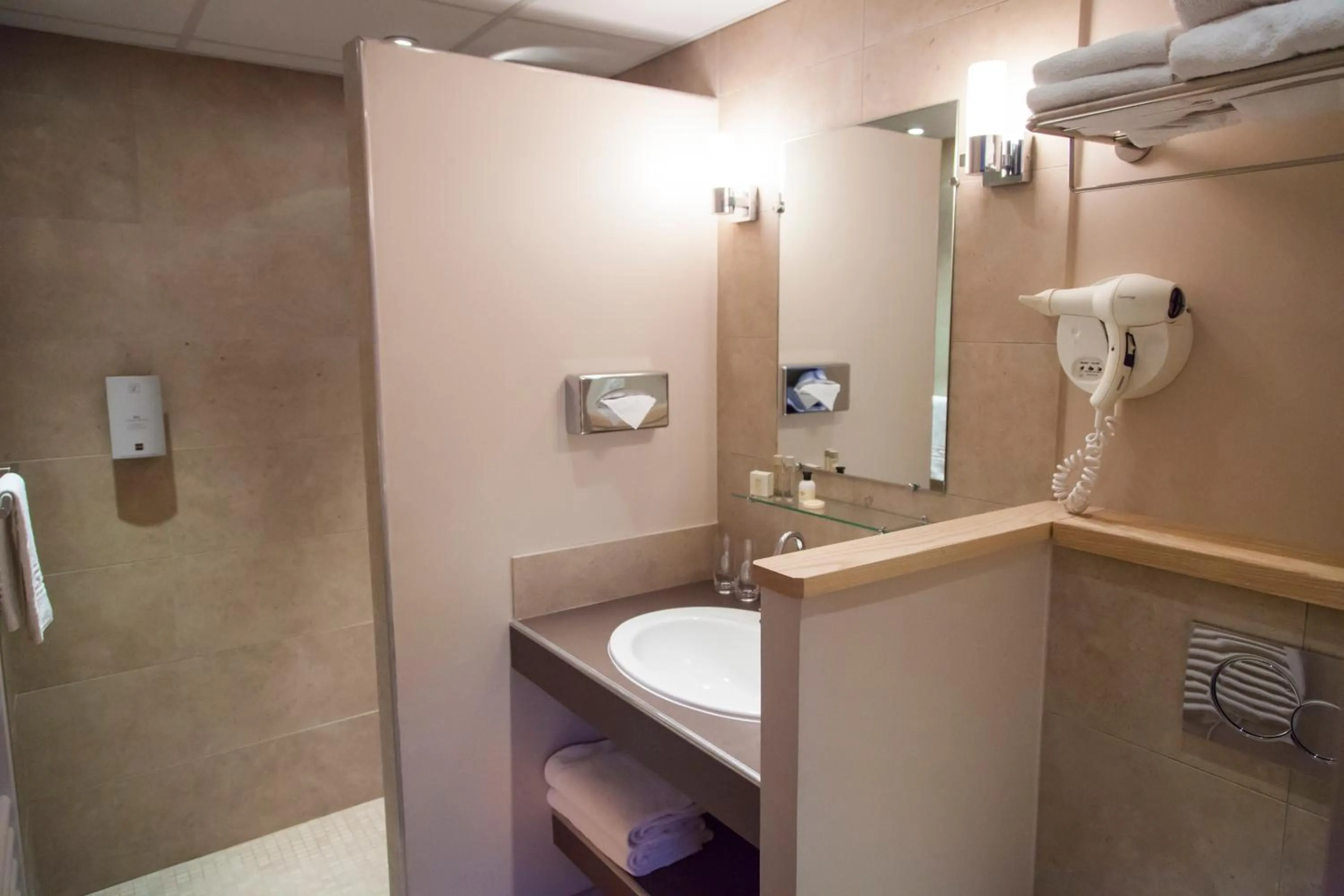 Bathroom in Logis Hostellerie des Clos et restaurant Bistrot des grands crus et Maison de la tour Chablis
