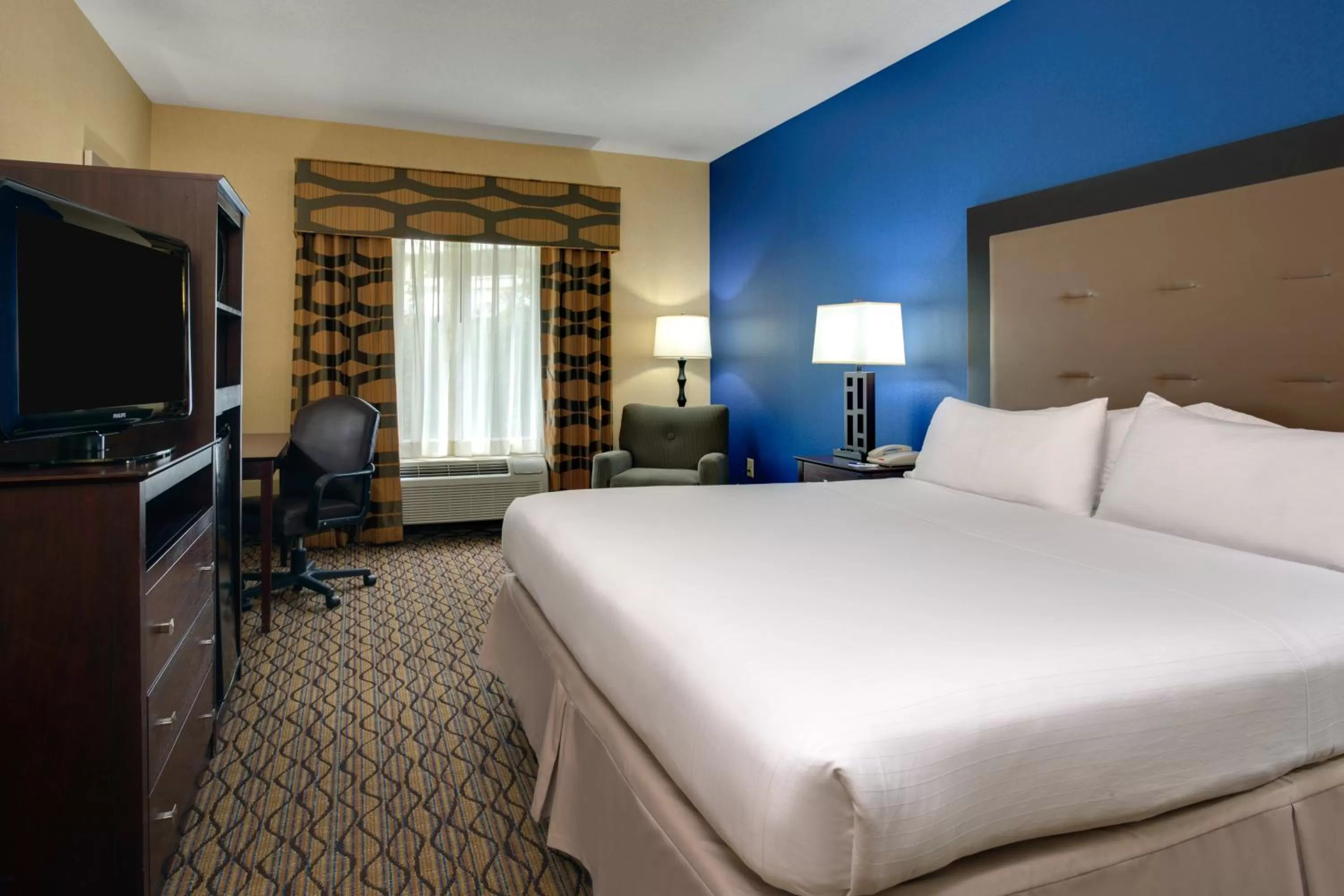 Photo of the whole room, Bed in Holiday Inn Express Tower Center New Brunswick by IHG