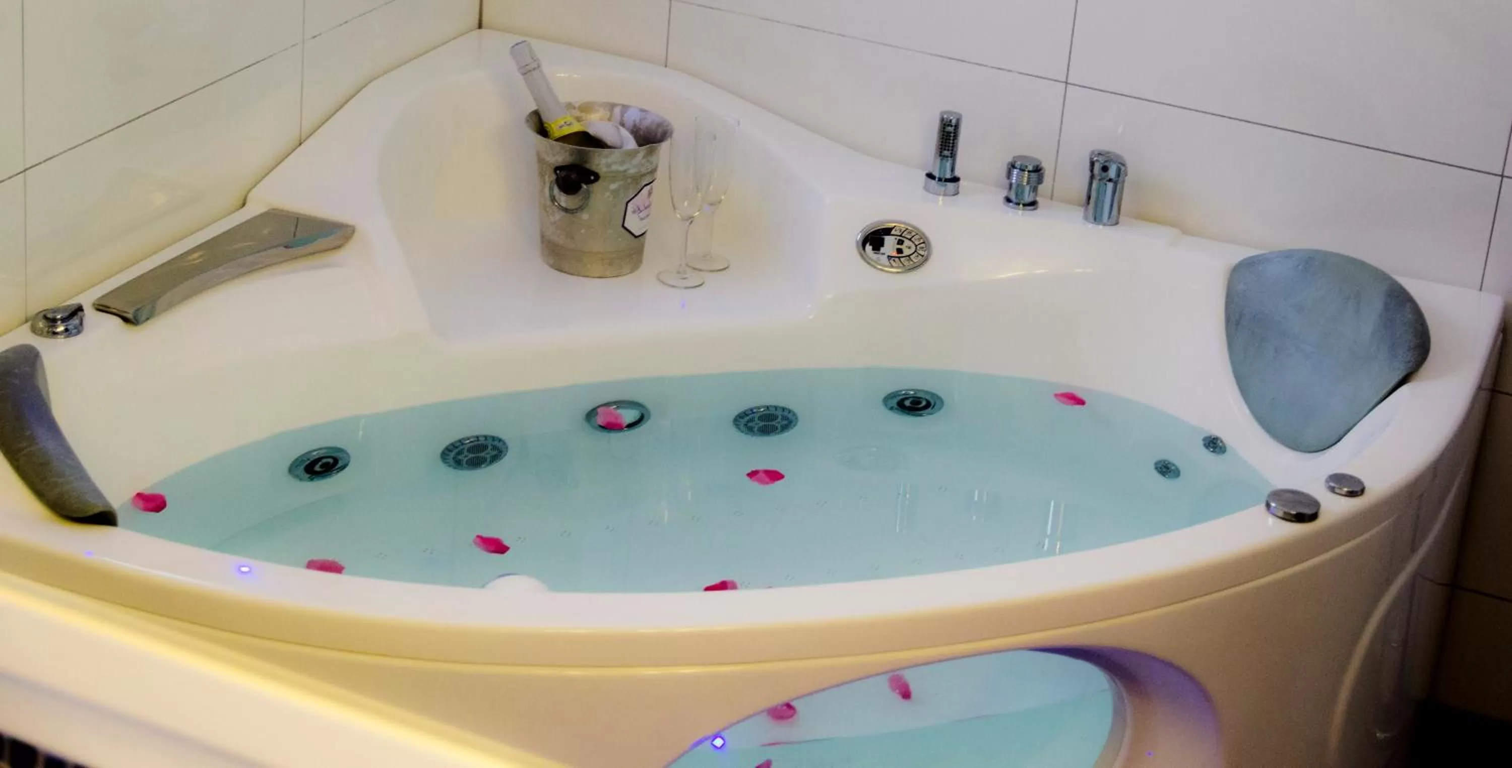 Hot Tub in Treetop Spa Hangout & Hotel