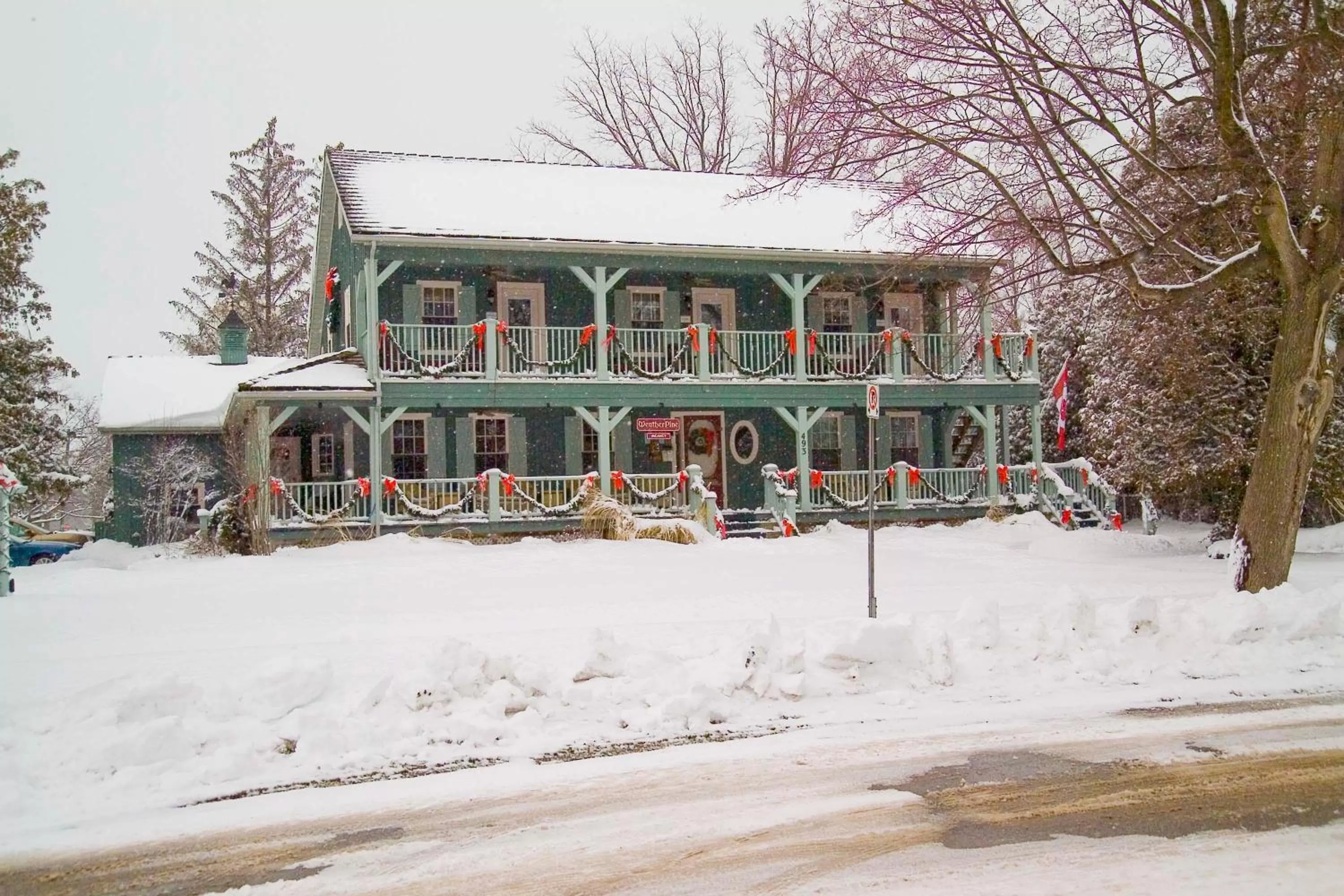 Facade/entrance in WeatherPine Inn