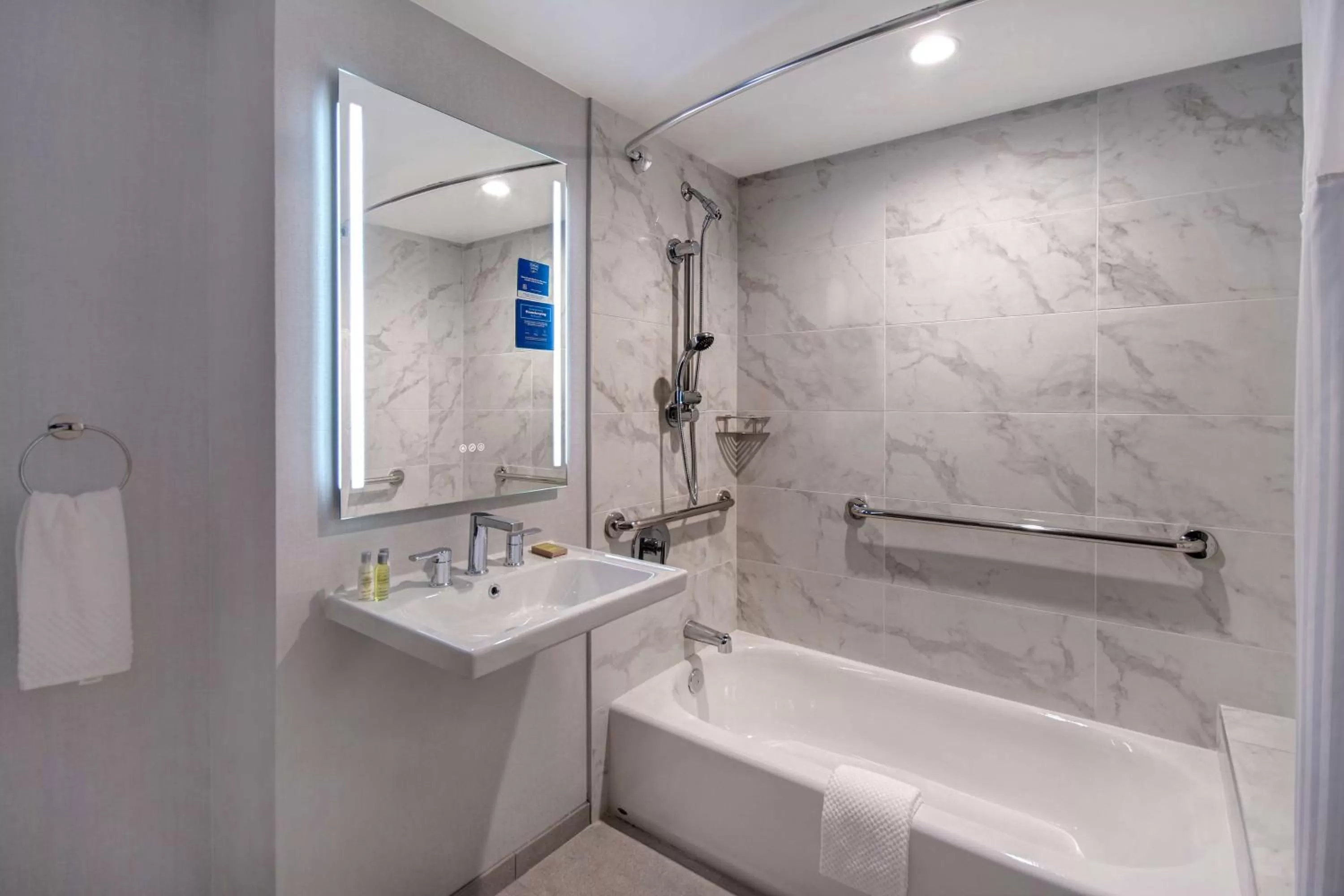 Bathroom in DoubleTree by Hilton LAX - El Segundo