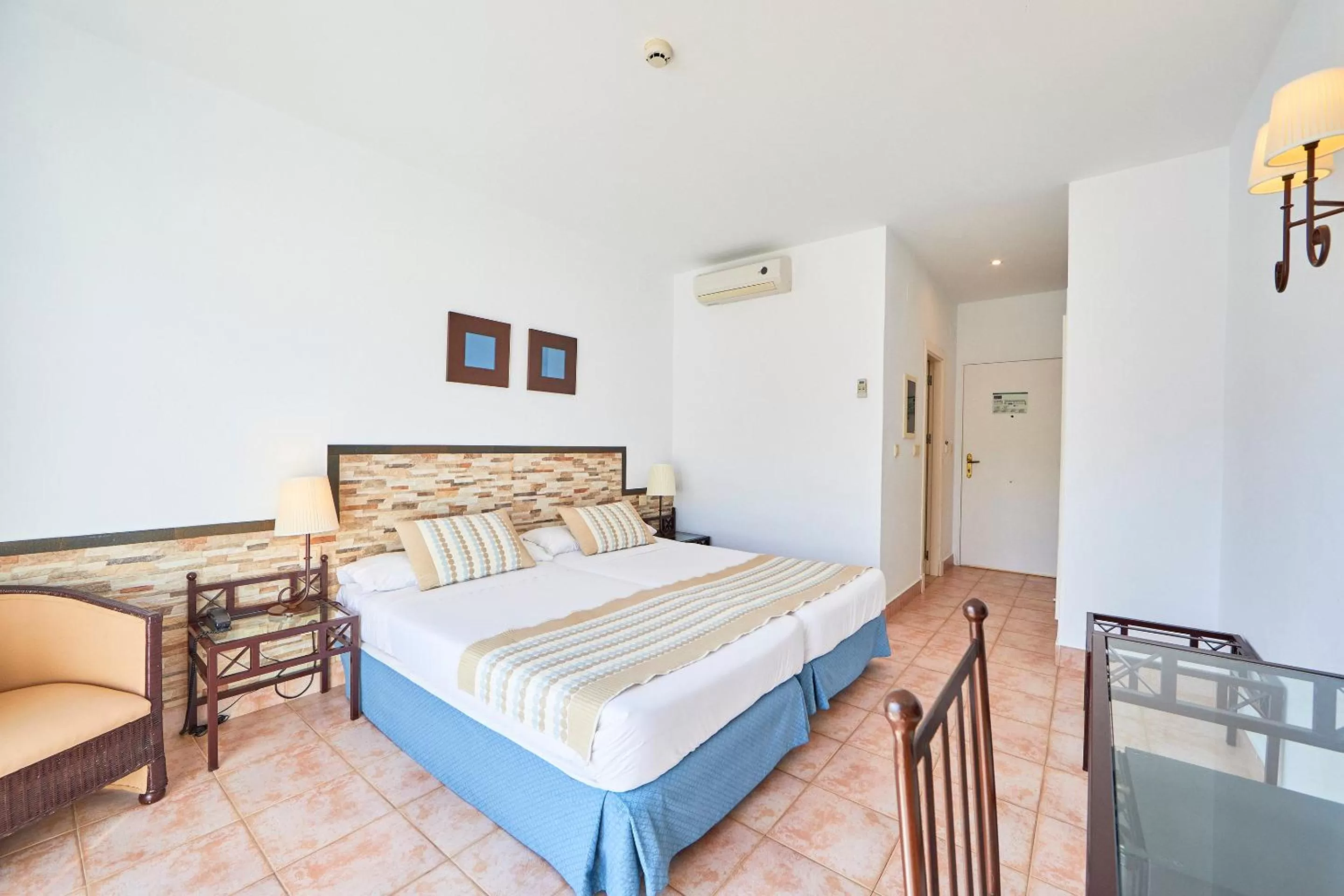 Photo of the whole room, Bed in FERGUS Conil Park