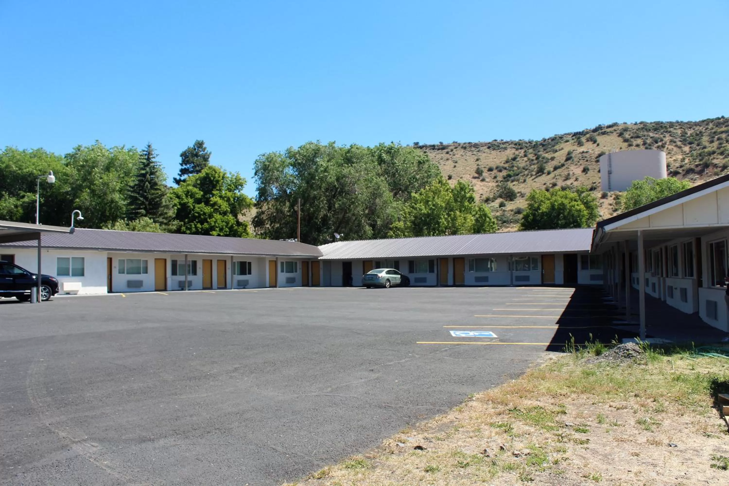 Property building in Oregon Trail Inn and Suites