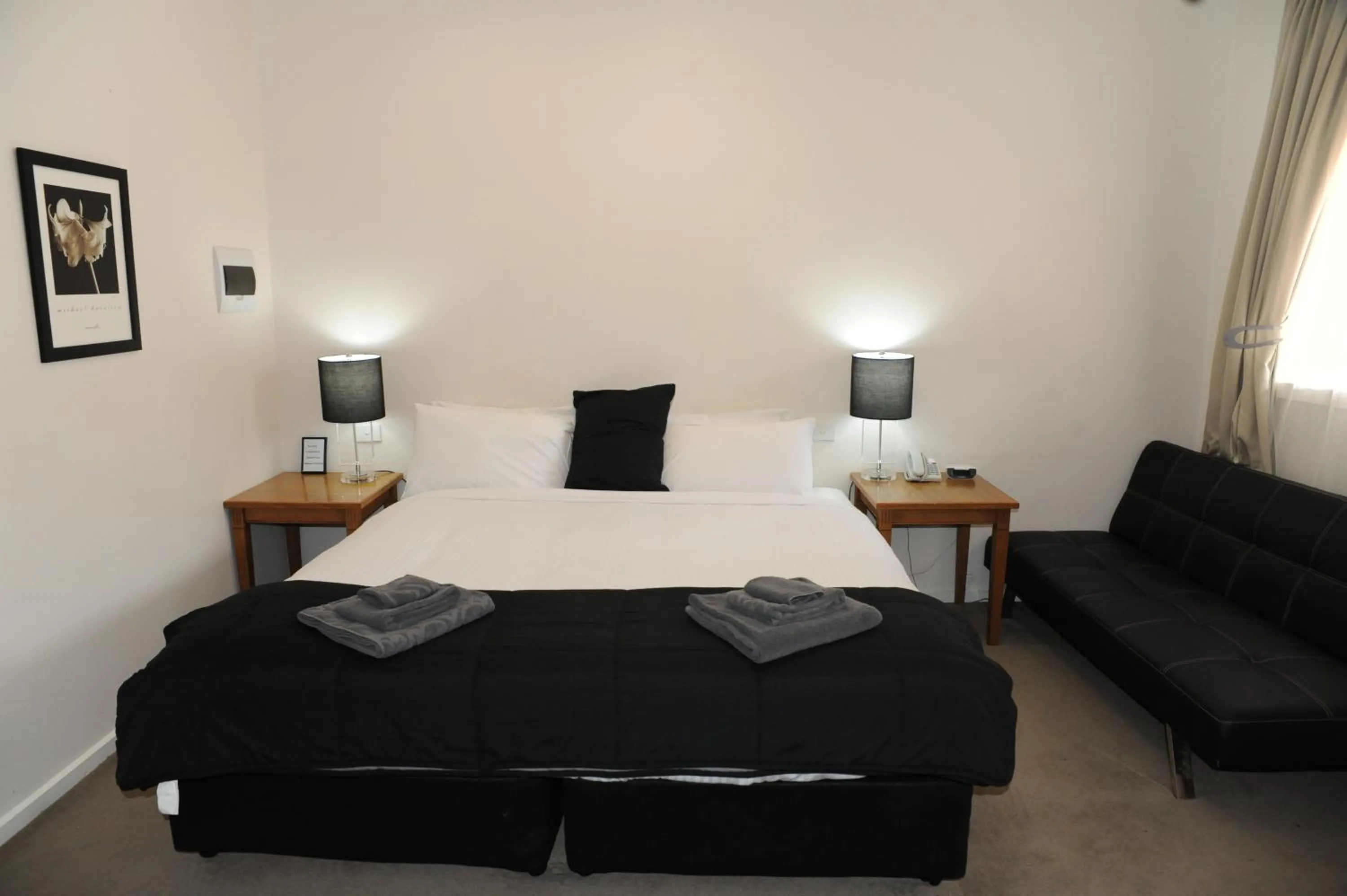 Living room, Bed in Norwood House Motel & Receptions