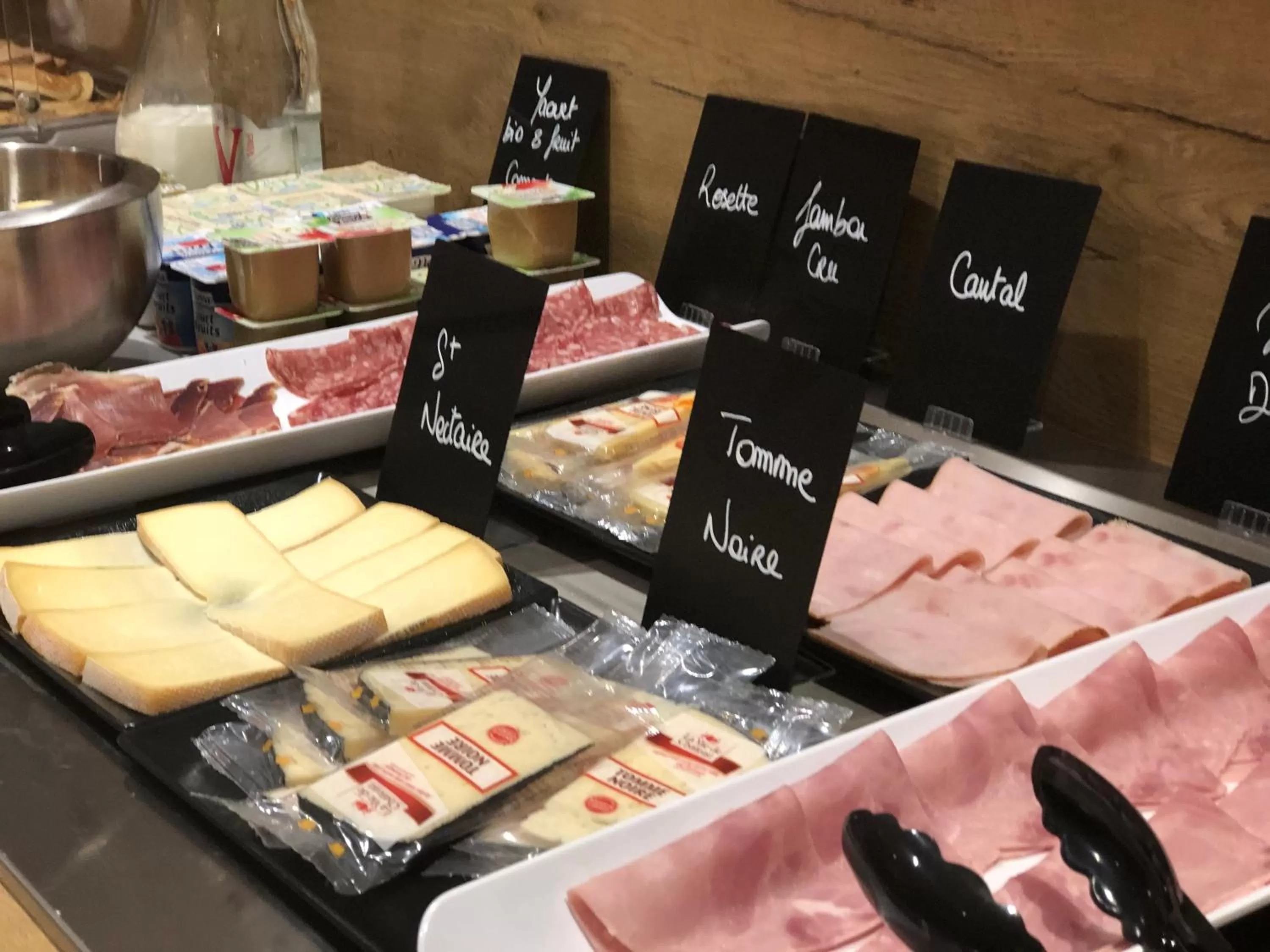 Breakfast in Kyriad Aix Les Milles - Plan de Campagne