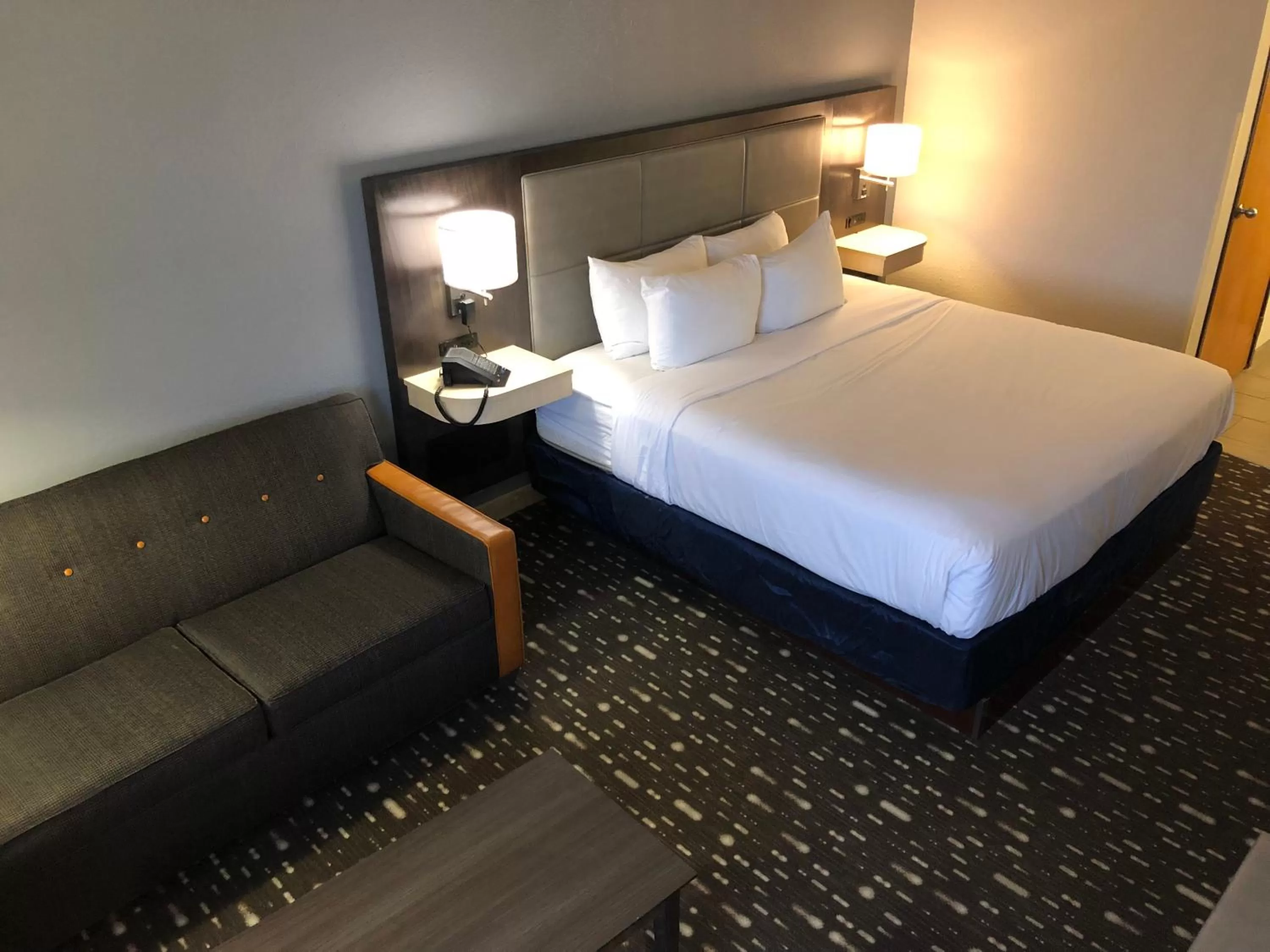 Bed in Country Inn & Suites by Radisson, Auburn, IN