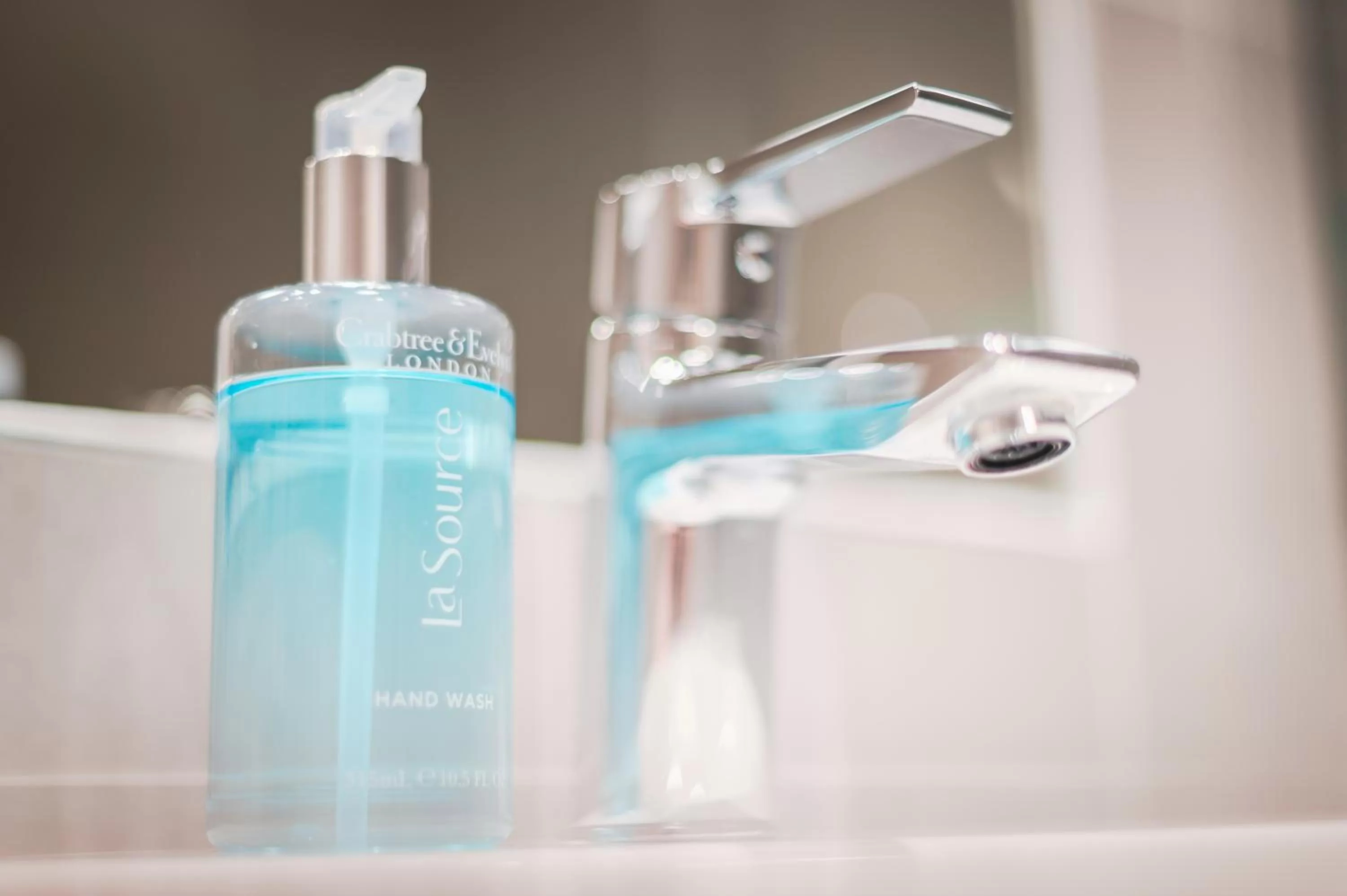 Bathroom in The Knight Residence by Mansley