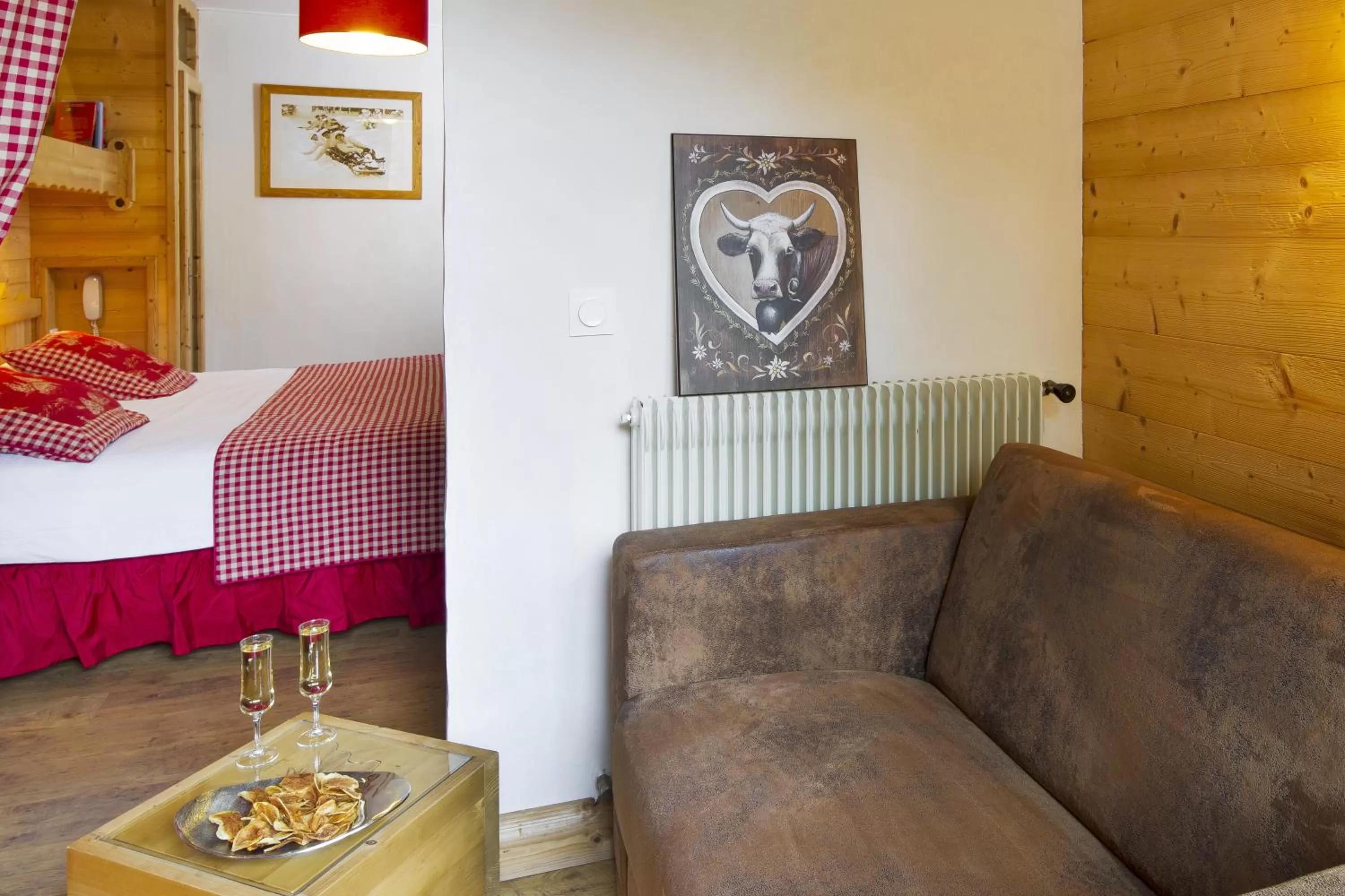 Seating area, Bed in Hôtel Le Sporting