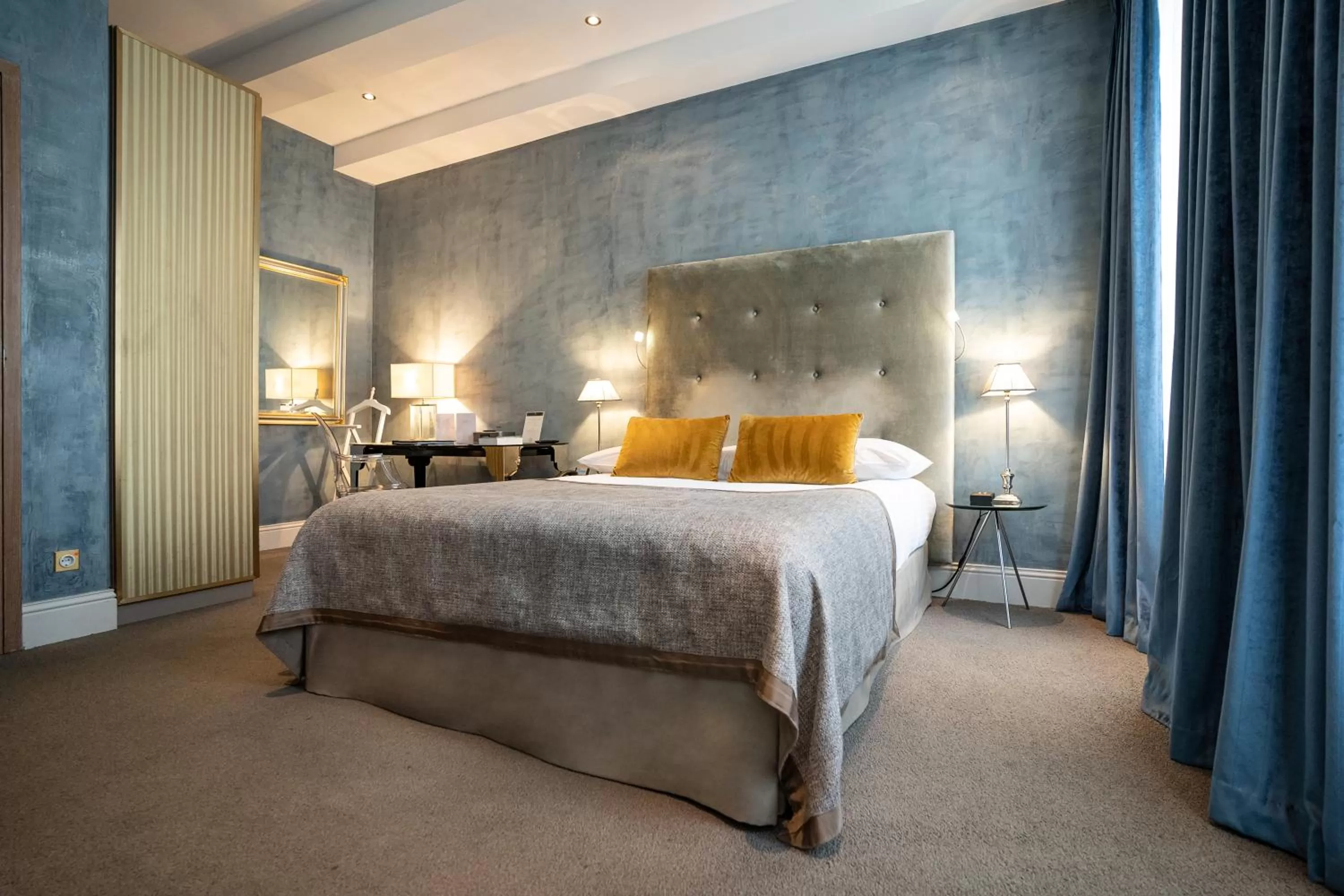 Bed in Hotel Le Place d'Armes - Relais & Châteaux