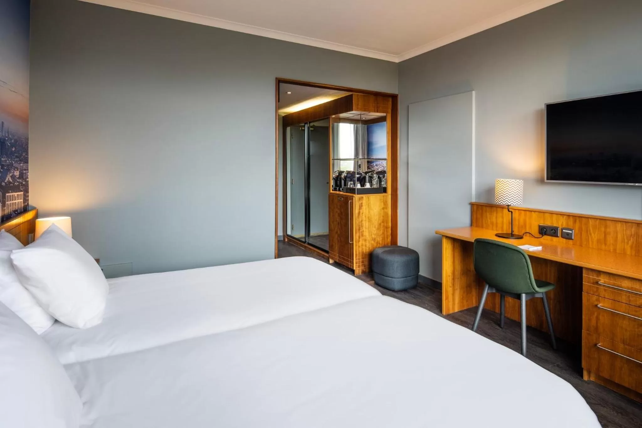 Photo of the whole room, Bed in Crowne Plaza Antwerpen by IHG