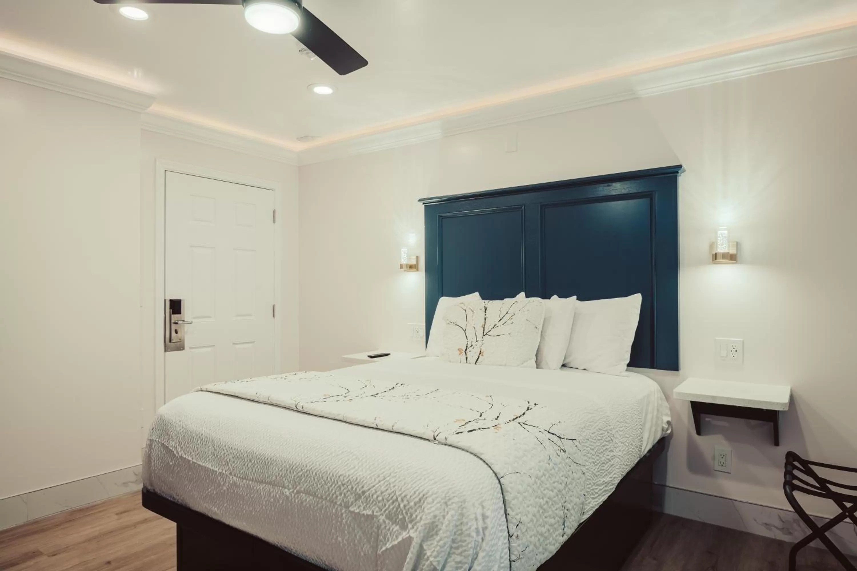 Bed in Blufftop Inn & Suites - Wharf/Restaurant District