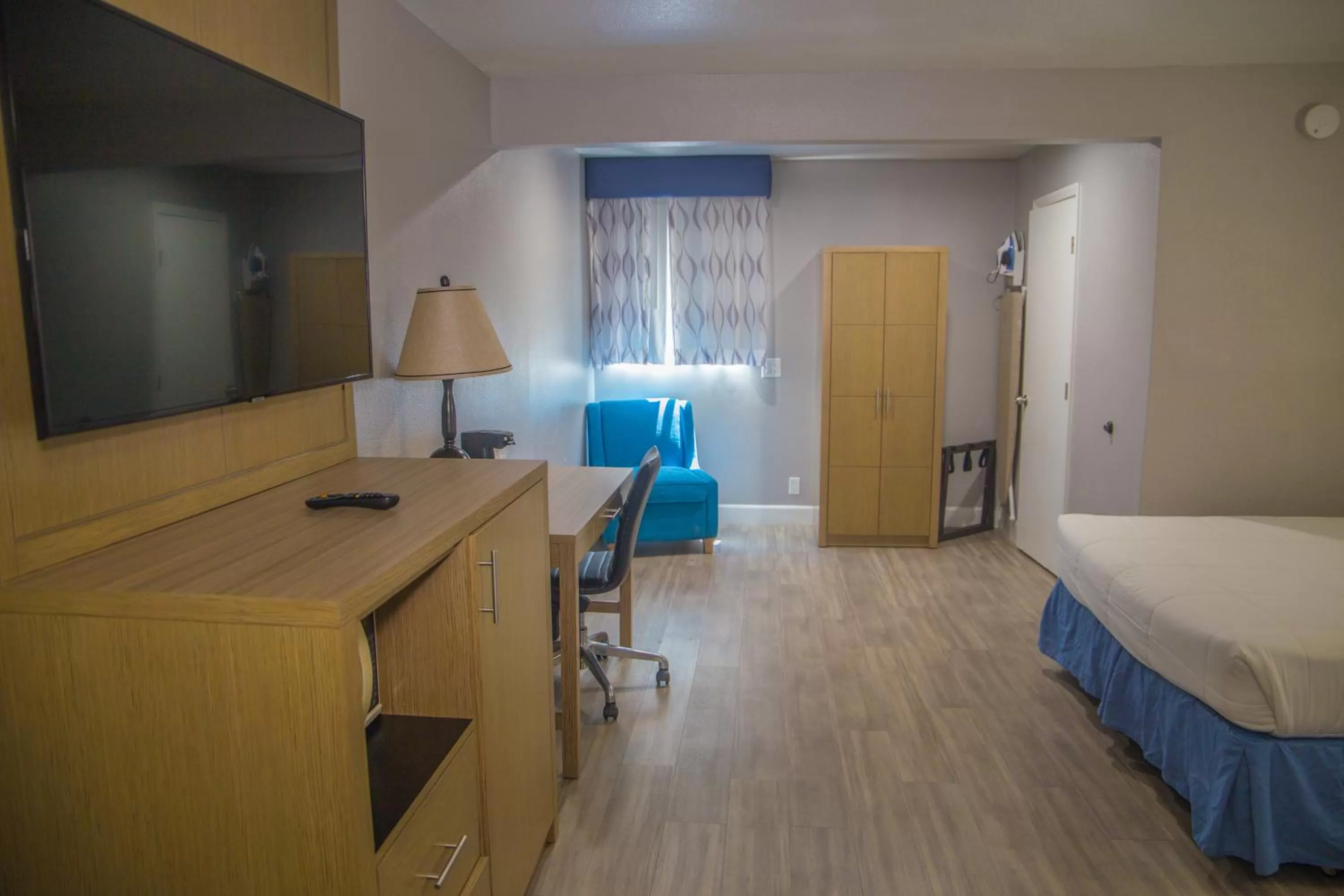 Bed in Days Inn by Wyndham Redwood City