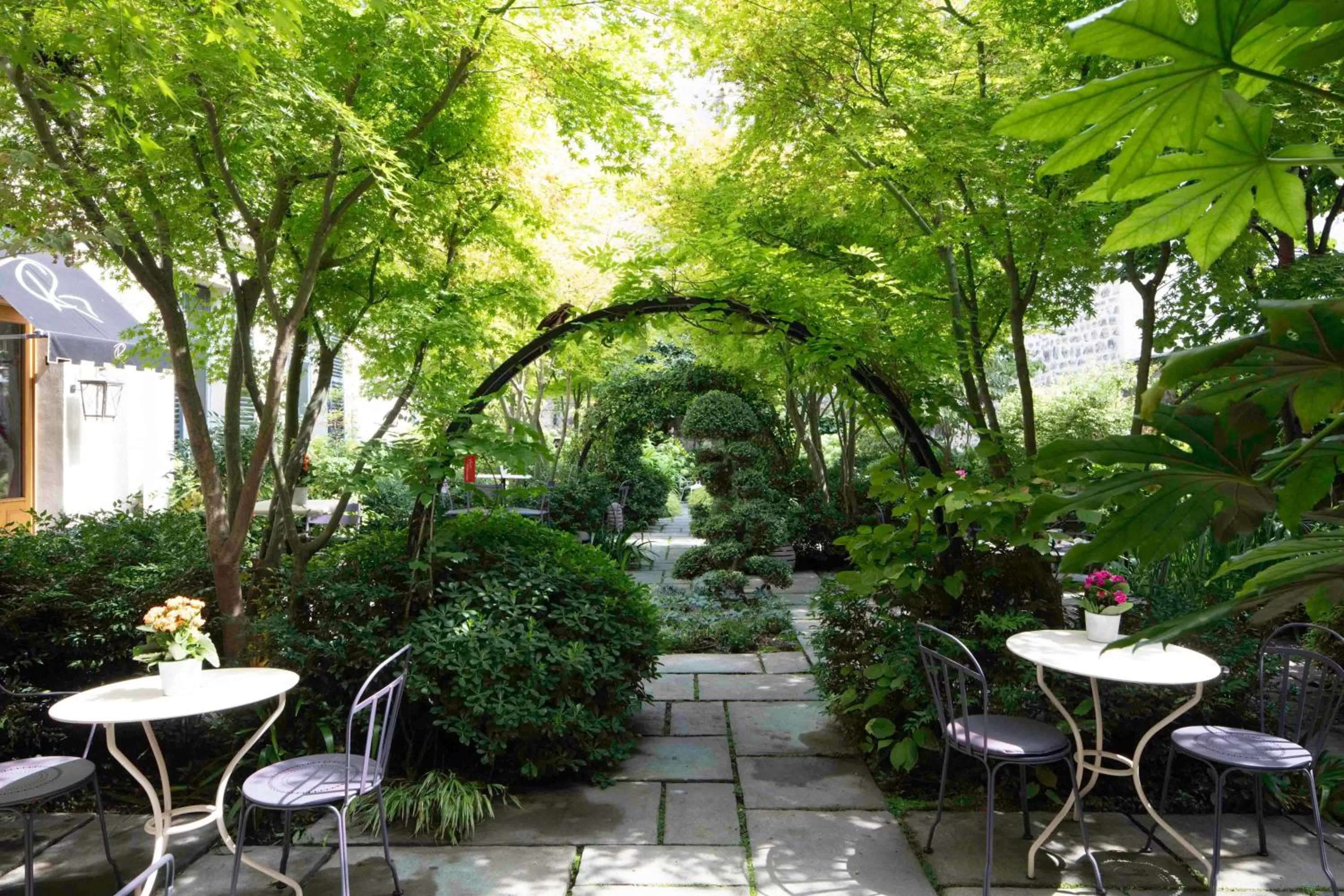 Garden in Hôtel Regent's Garden - Astotel