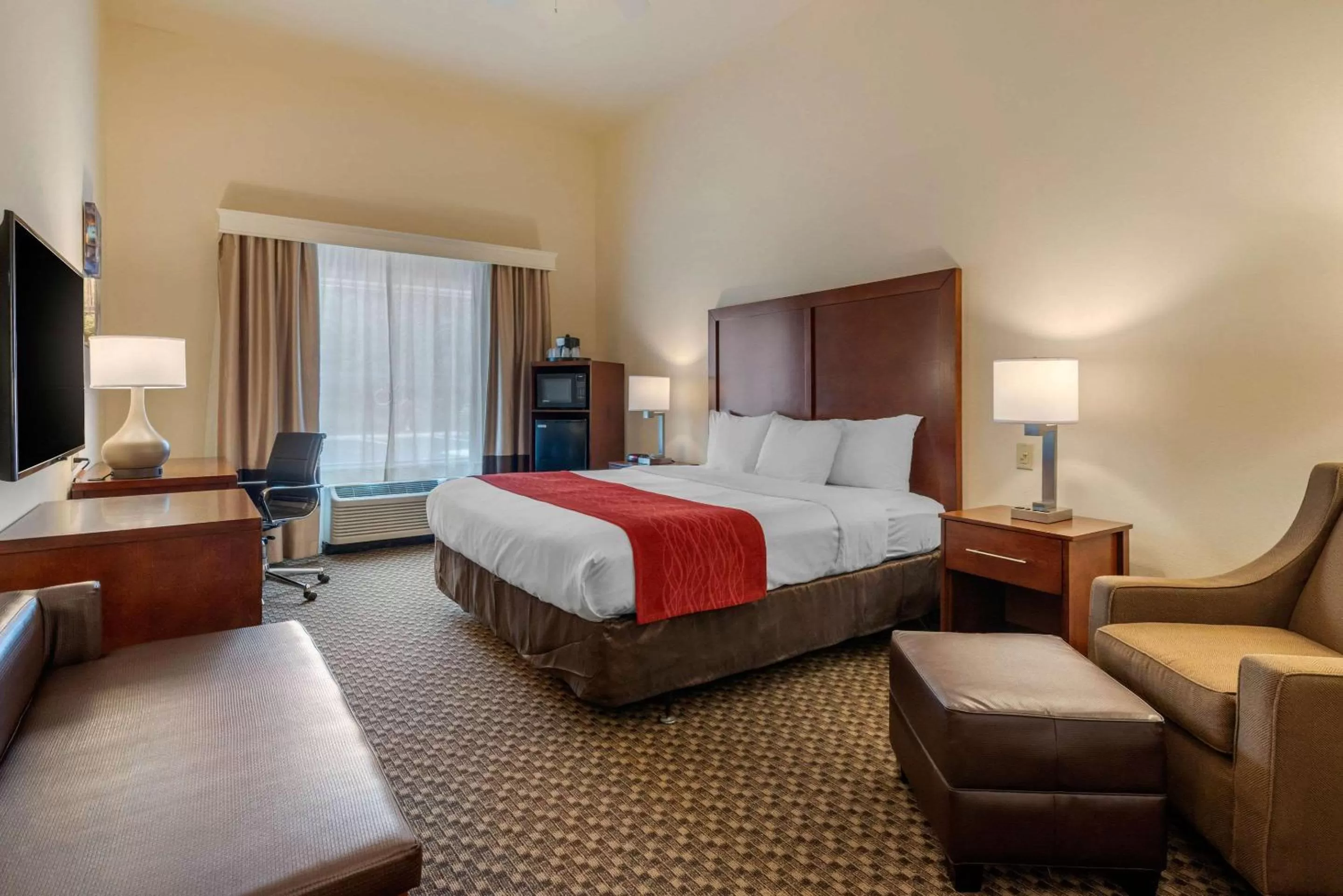 Photo of the whole room, Bed in Comfort Inn & Suites Fort Myers Airport