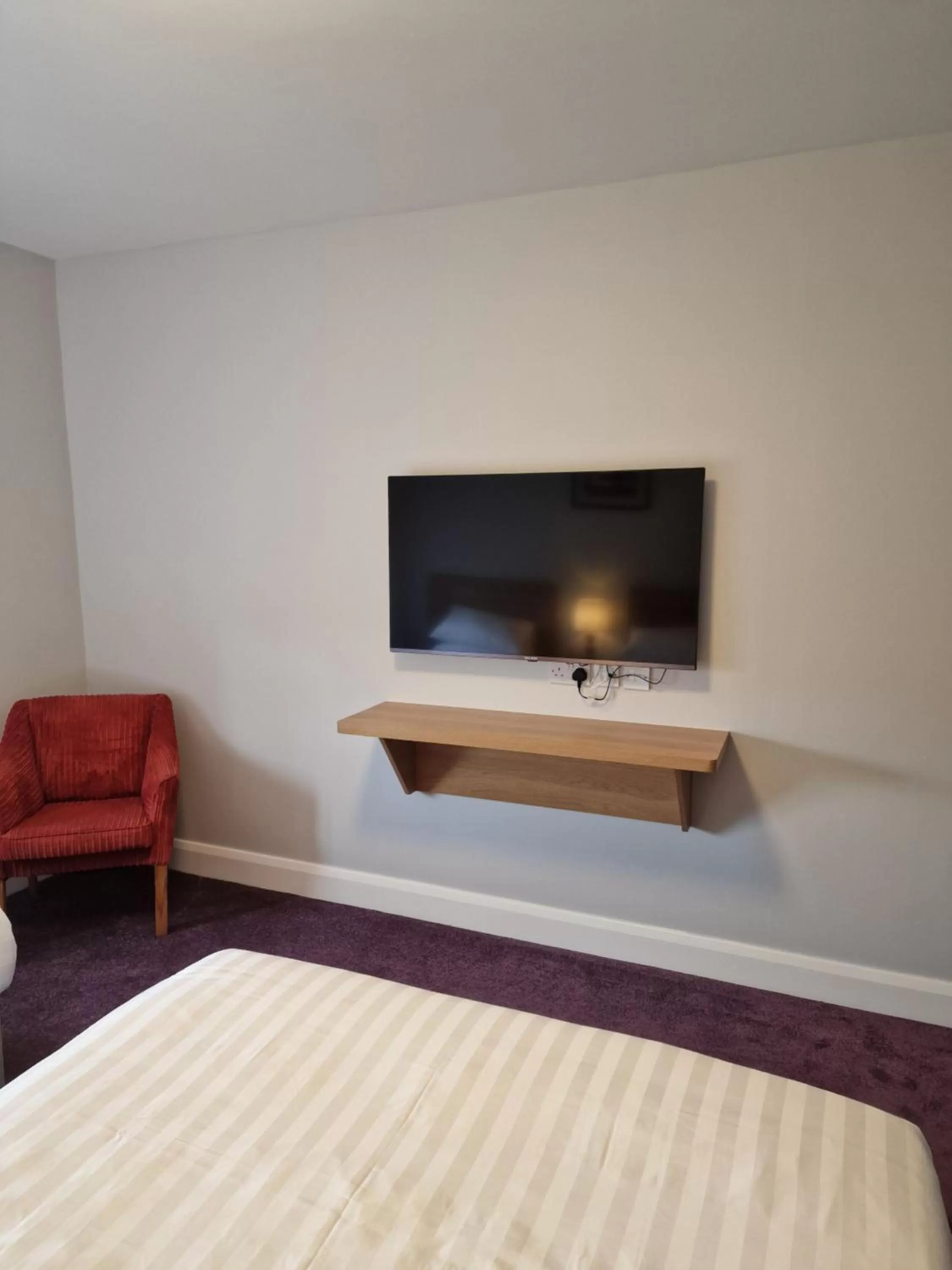 TV/Entertainment Center in Home Inn