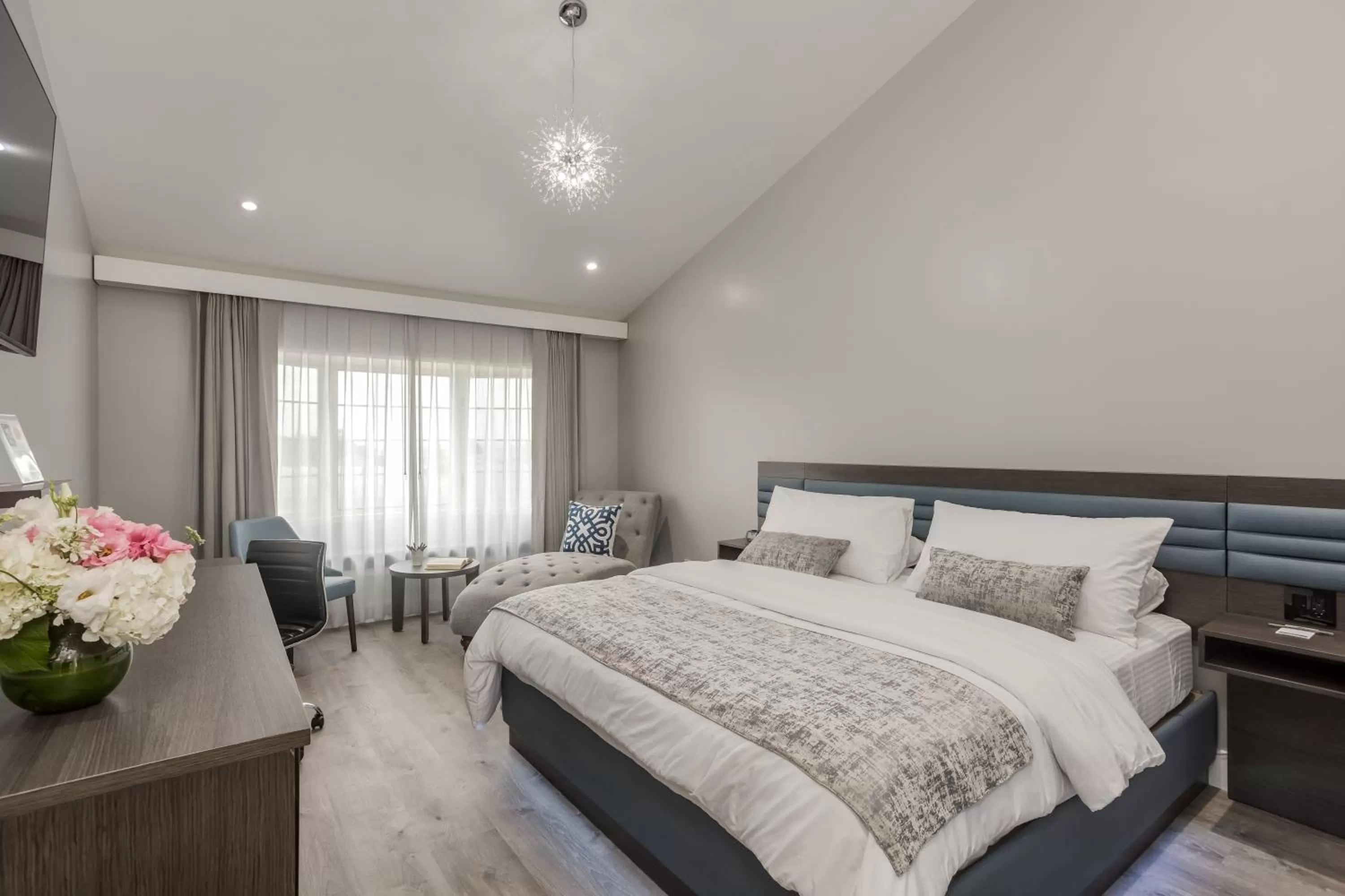 Photo of the whole room, Bed in Harbor View Inn