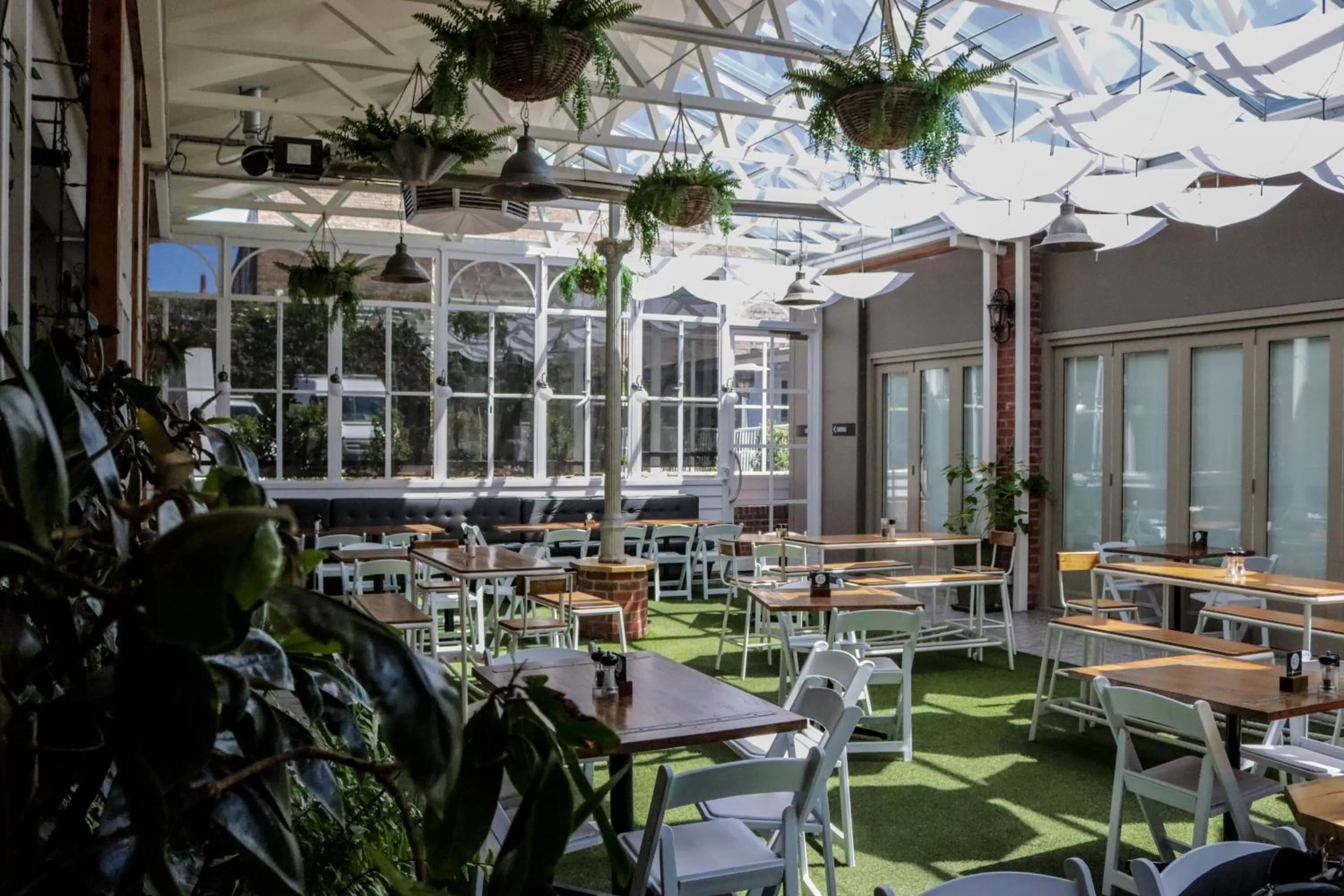 Restaurant/Places to Eat in Oscars Hotel and Cafe Bar