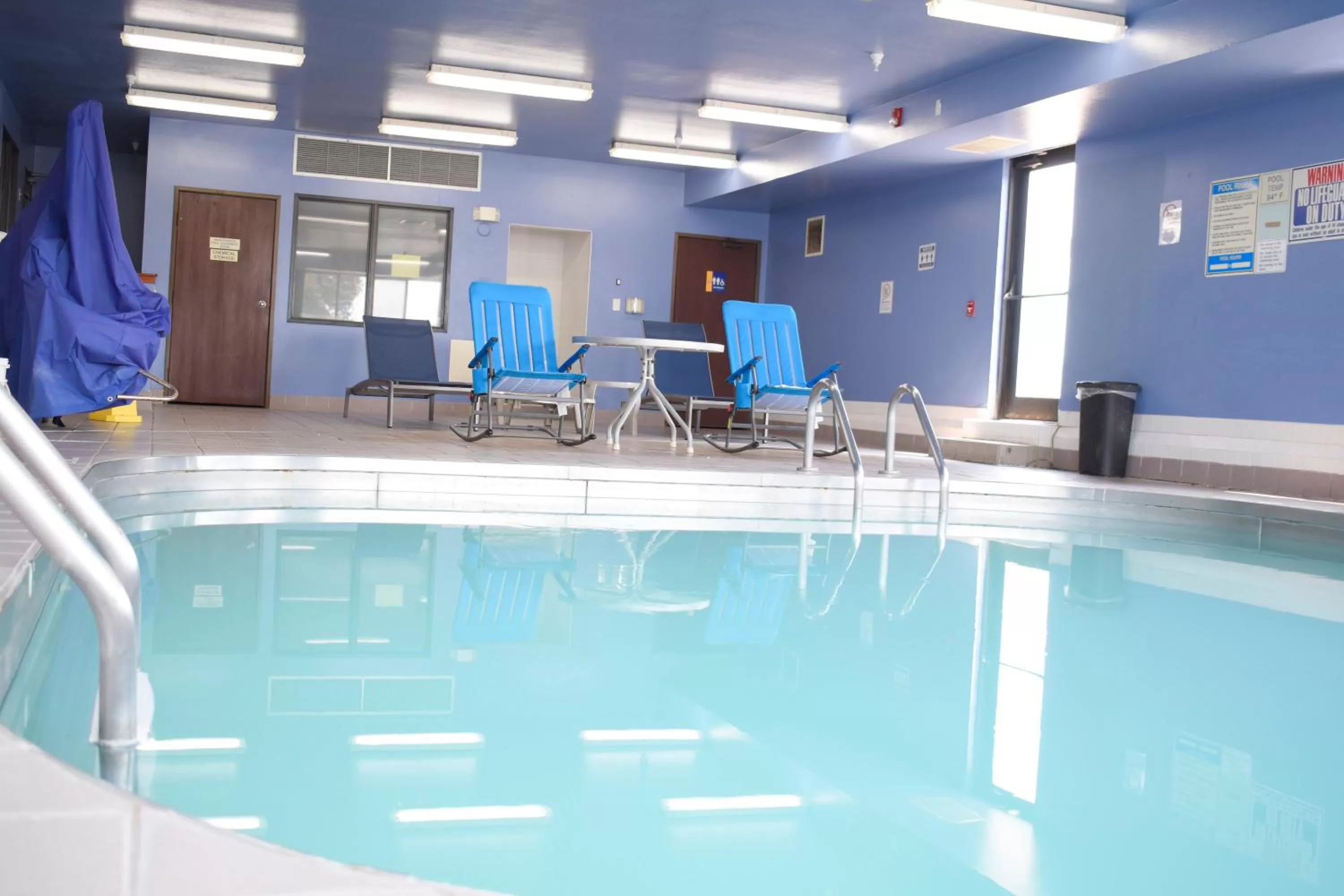 Swimming pool in Days Inn by Wyndham Sioux City