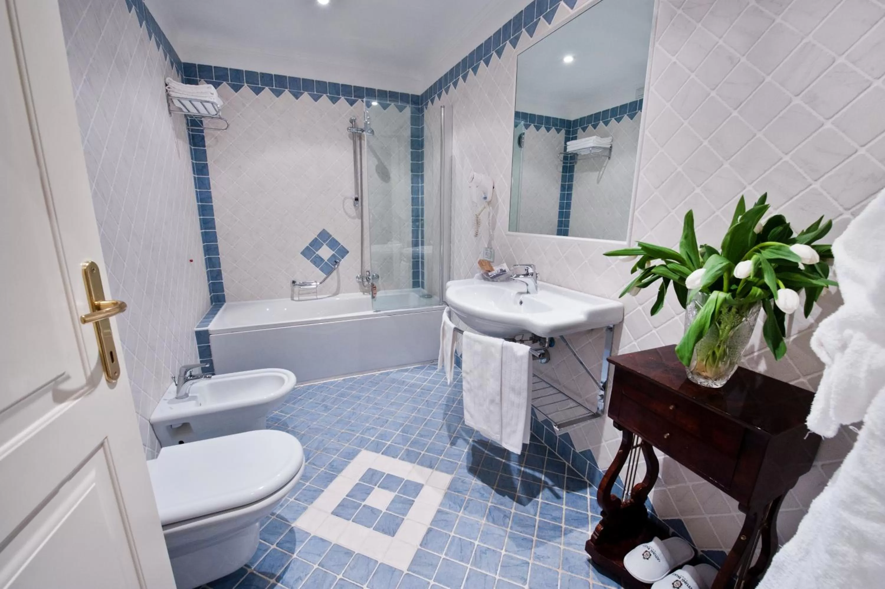 Bathroom in OSTUNI PALACE - Hotel Bistrot & SPA