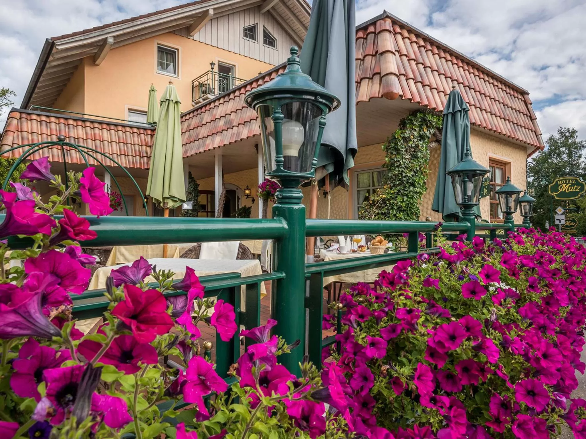 Facade/entrance, Property Building in Hotel Mutz