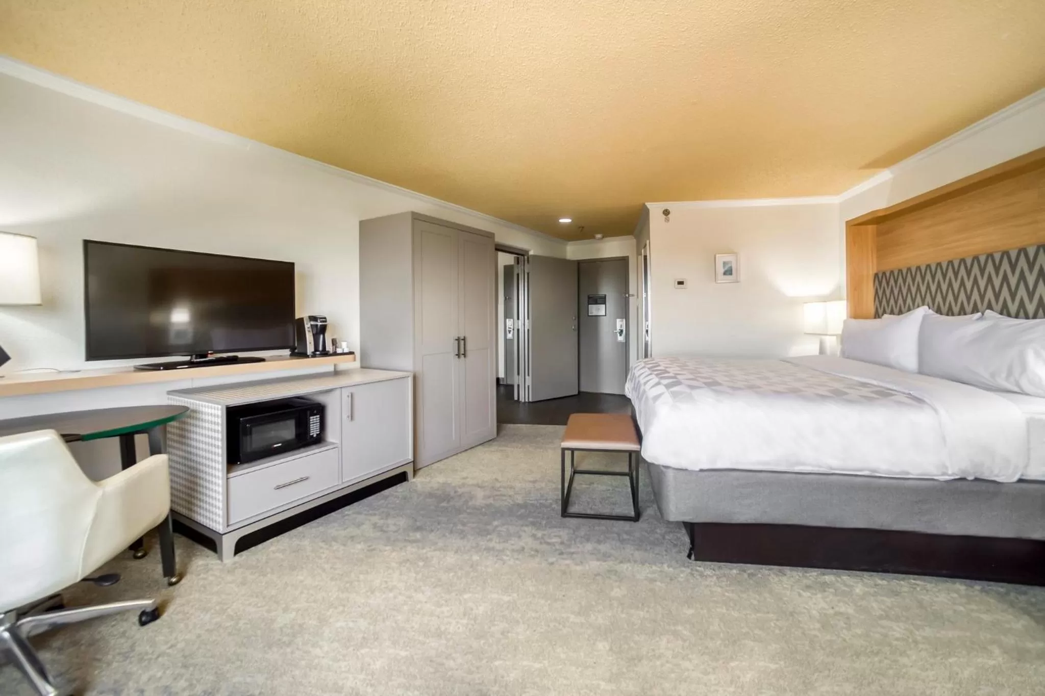 Photo of the whole room, Bed in Holiday Inn Mobile Downtown Historic District by IHG