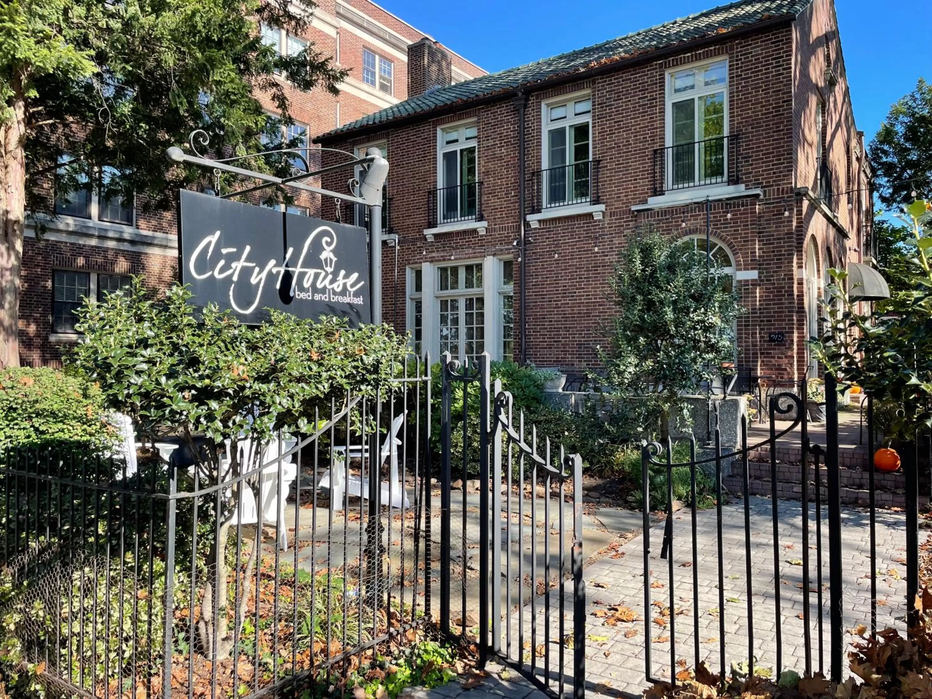 Property Building in City House Bed and Breakfast