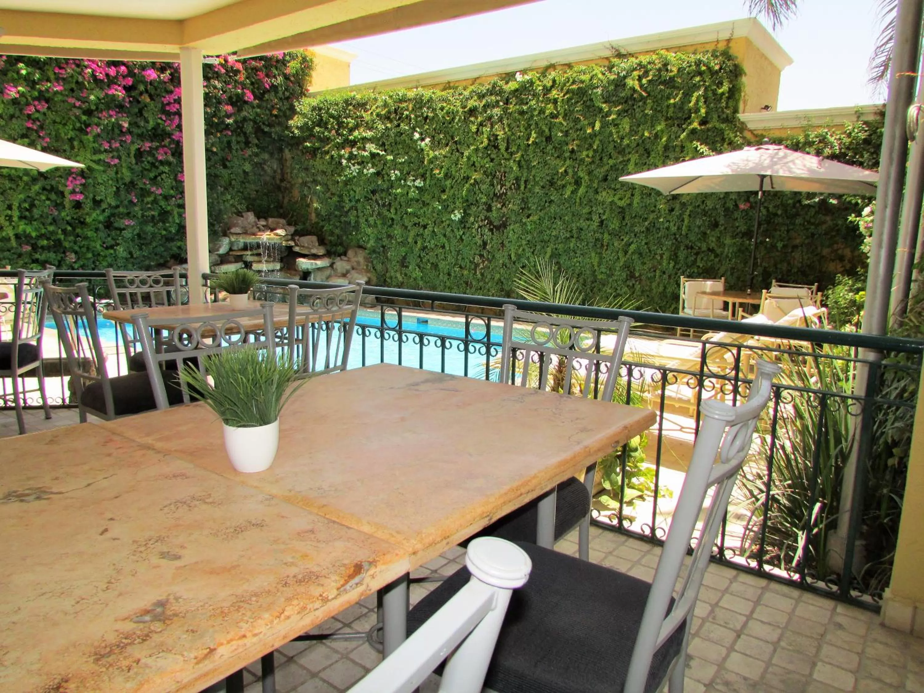 Swimming pool in Best Western Hotel Posada Del Rio Express