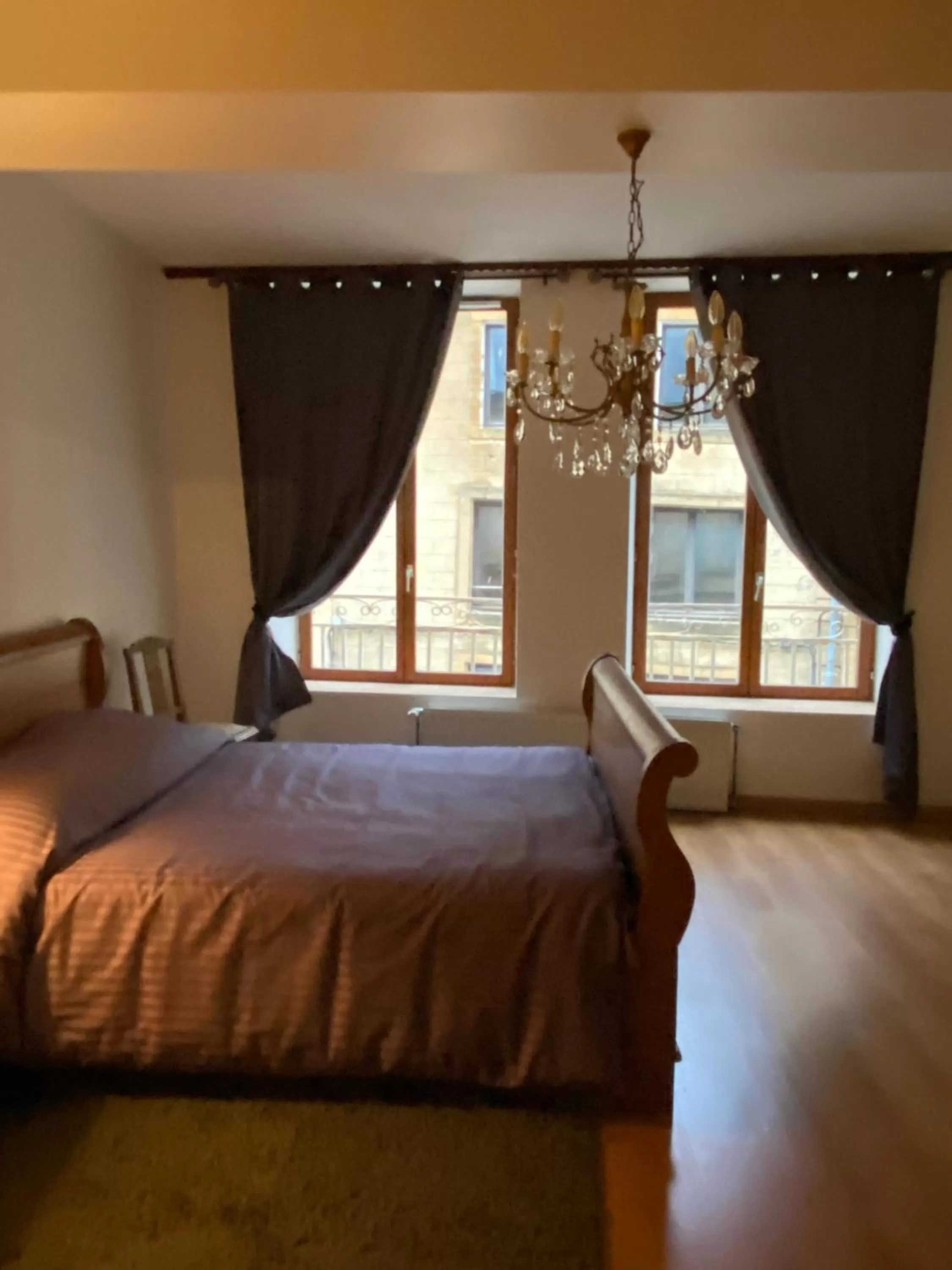 Photo of the whole room in La Chambre d'Angèle