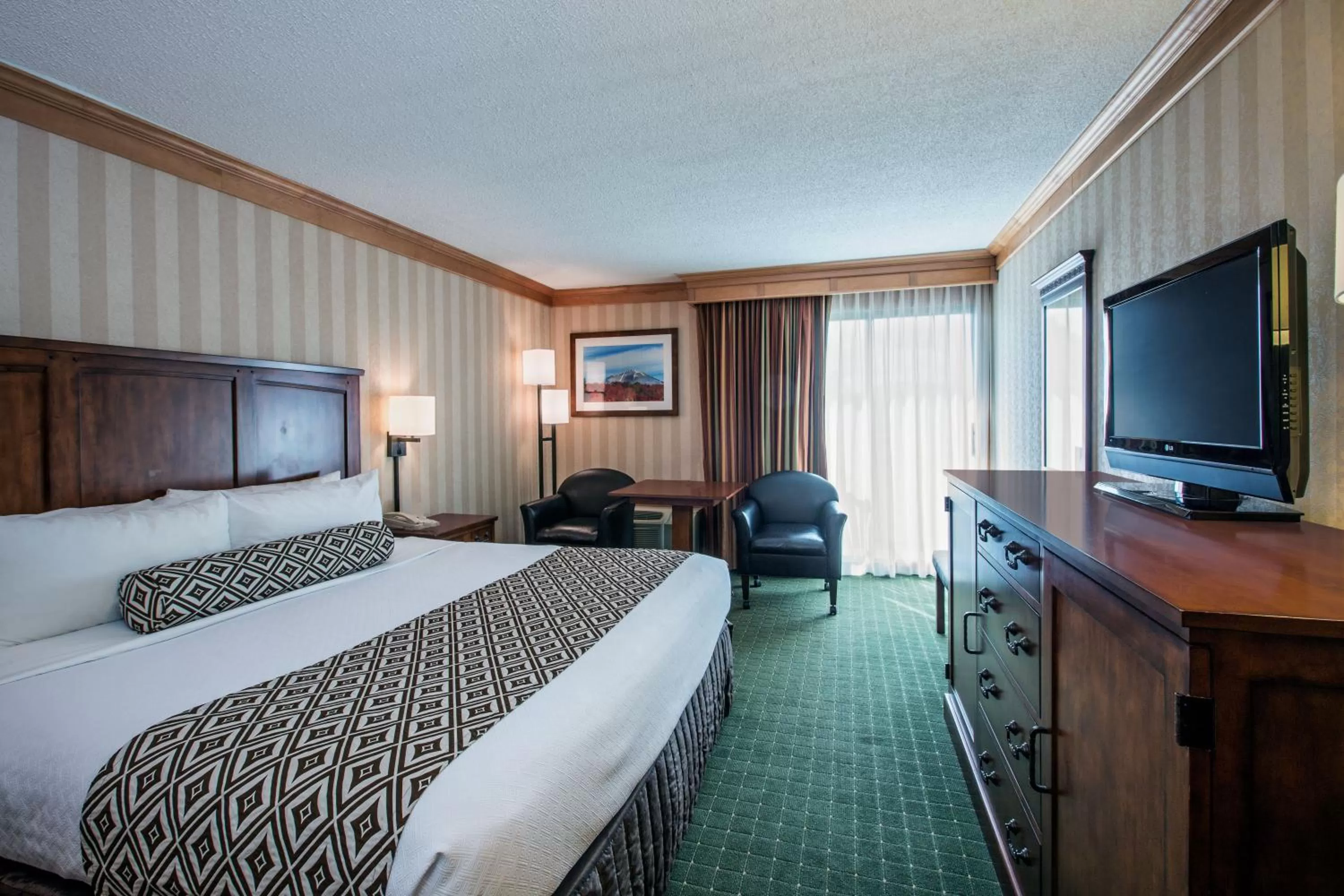Photo of the whole room, Bed in Crowne Plaza Lake Placid by IHG