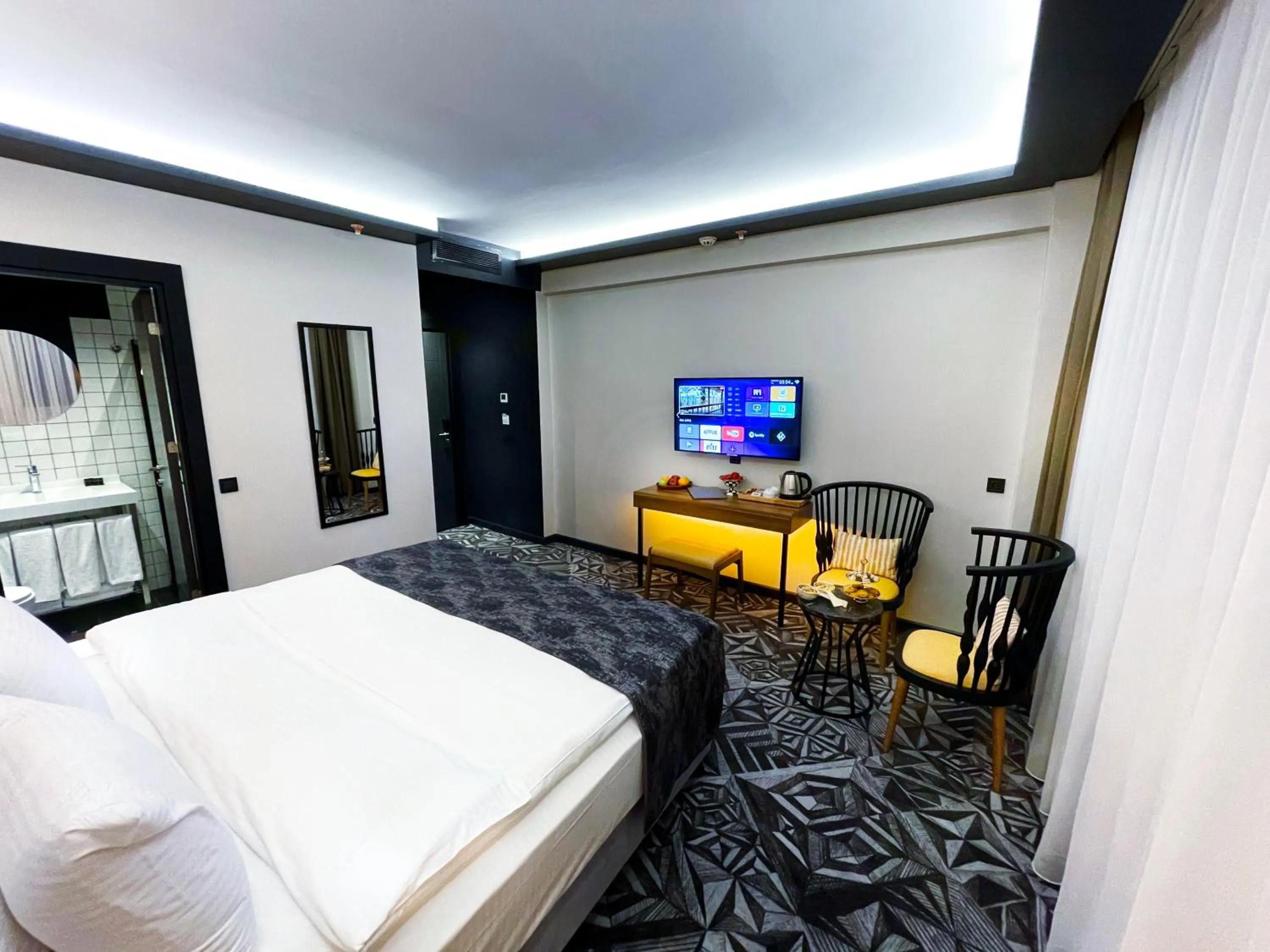 Photo of the whole room, Bed in Weingart Istanbul