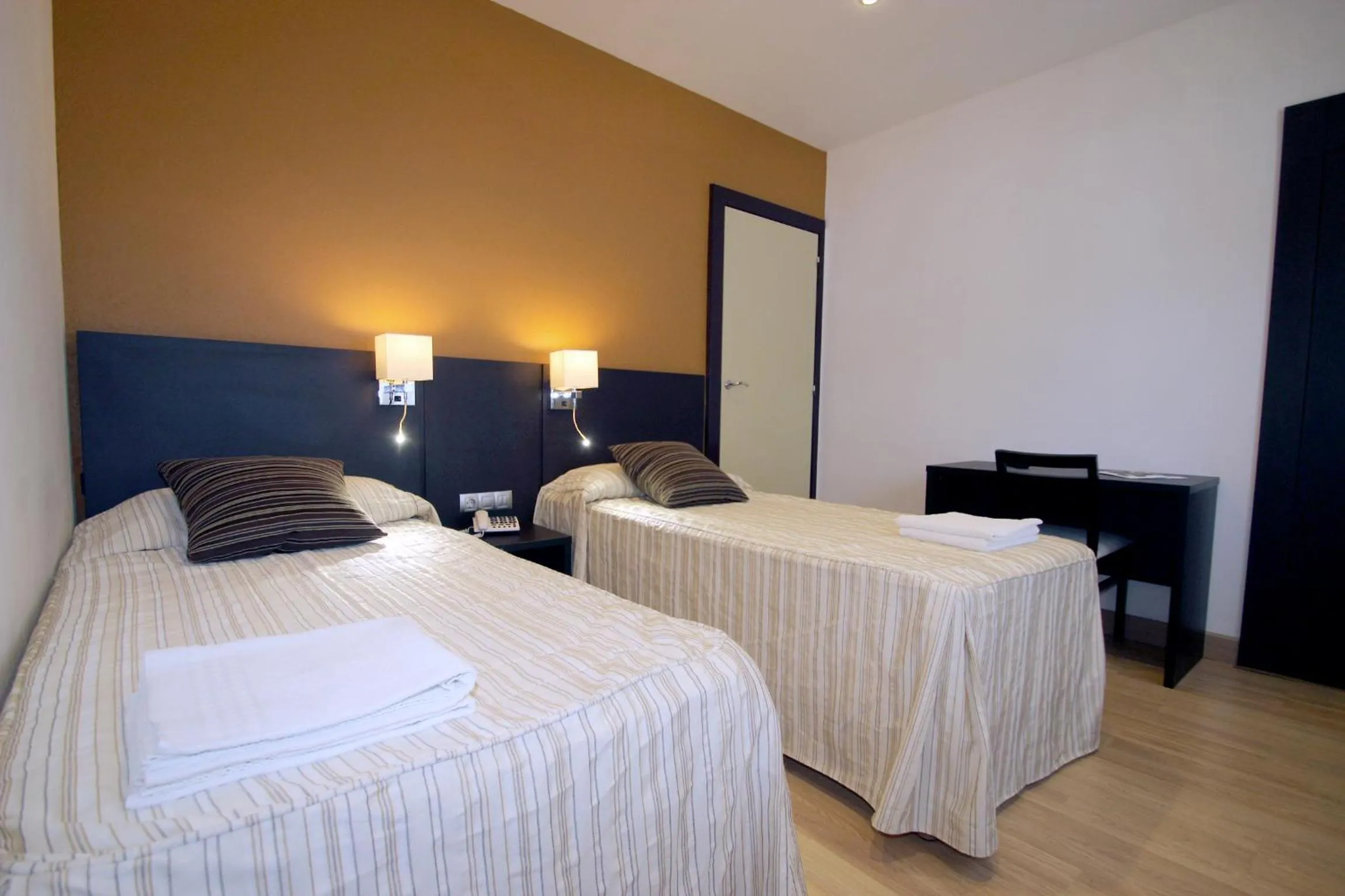 Bedroom, Bed in Hôtel La Source