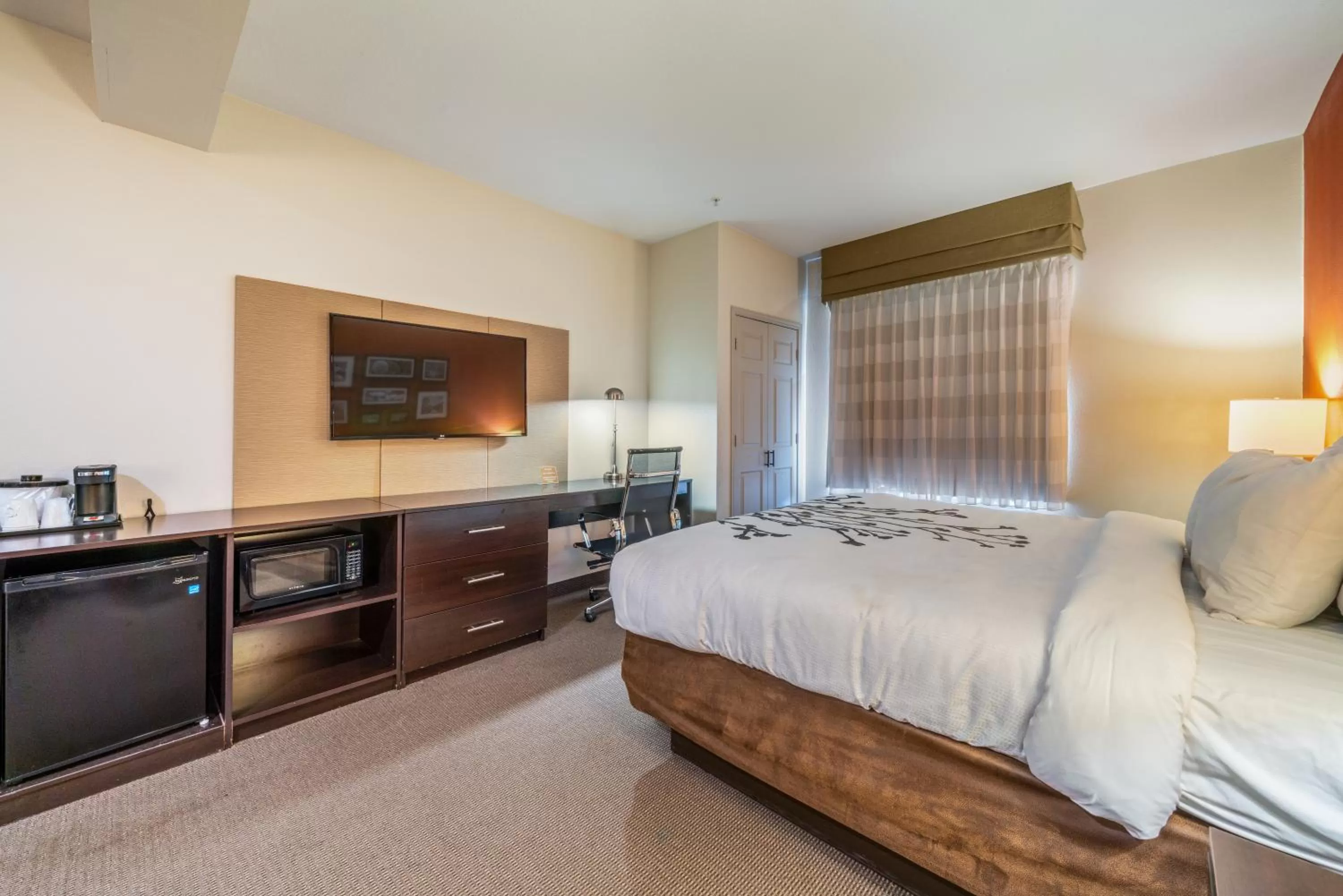 Bedroom, Bed in Restwell Inn & Suites I-45 North