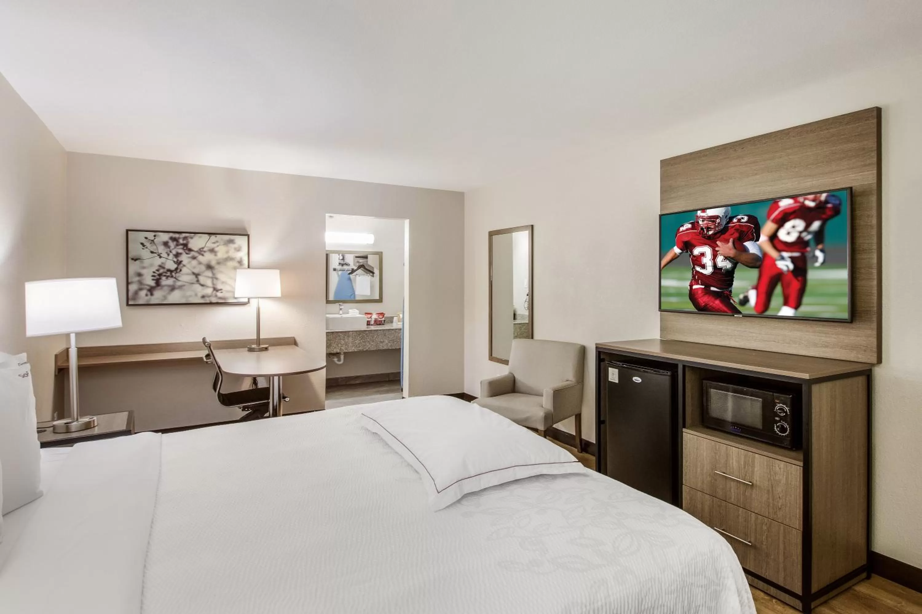 Bedroom, Bed in Red Roof Inn PLUS+ Dallas - Addison