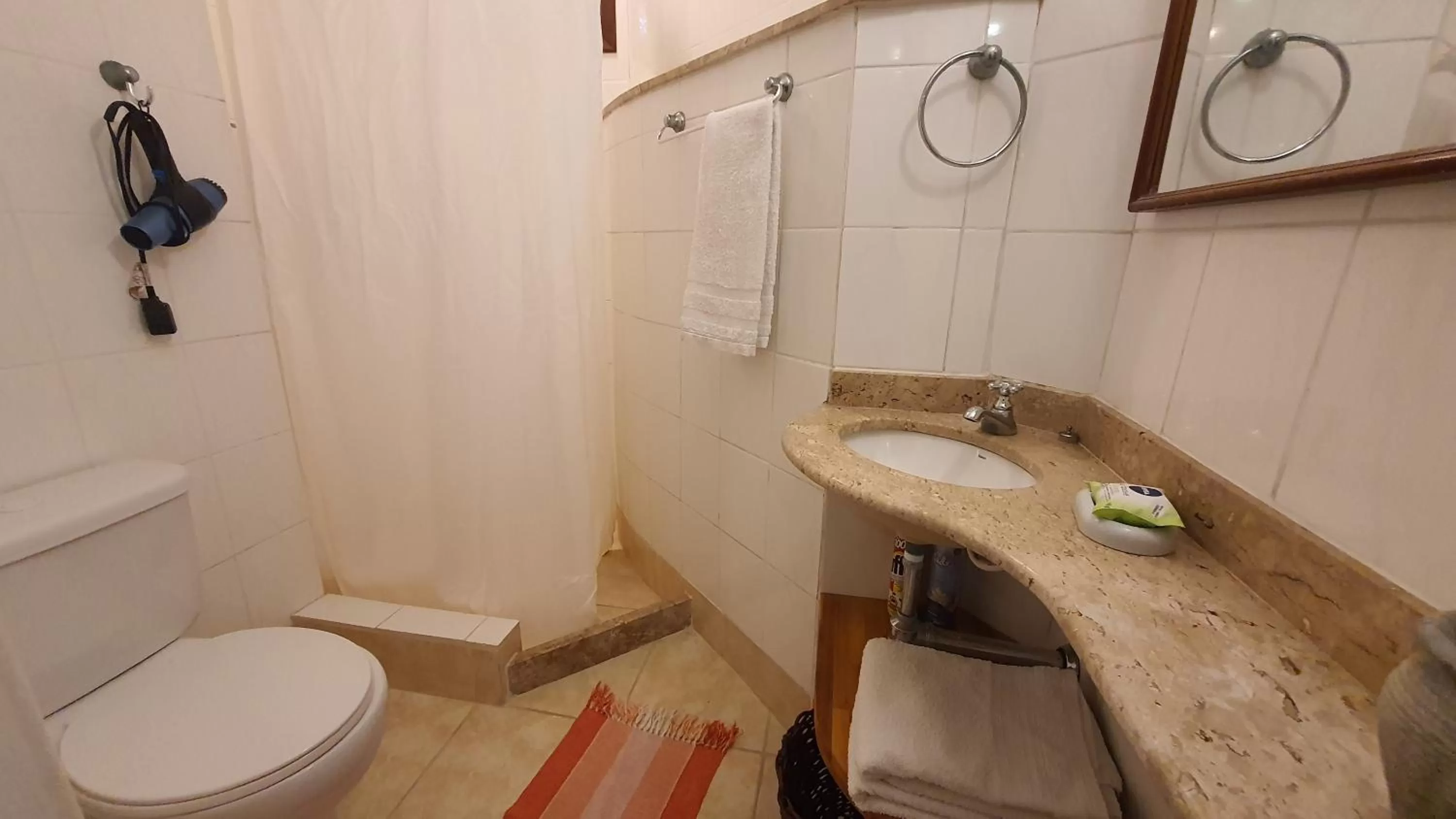 Bathroom in O Veleiro Bed and Breakfast