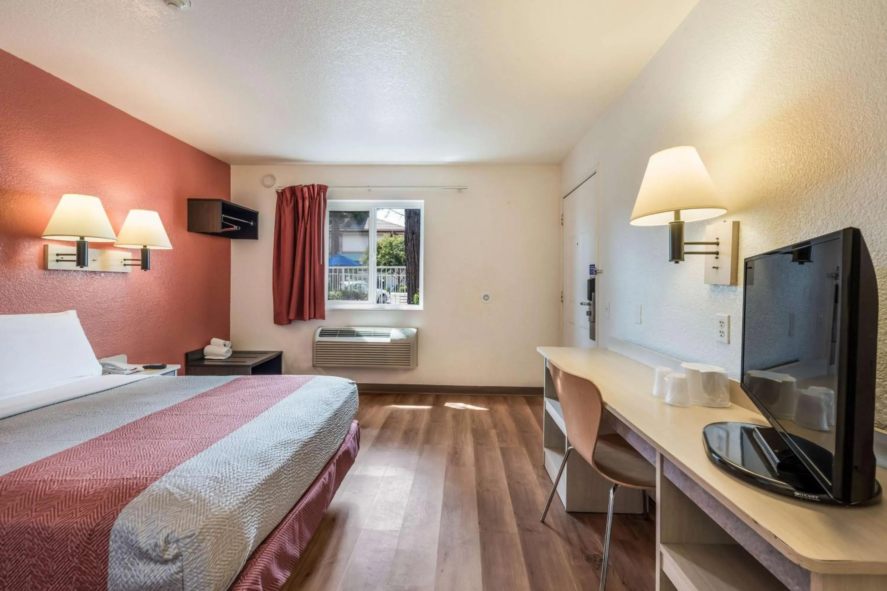 Bedroom, Bed in Motel 6-Rohnert Park, CA