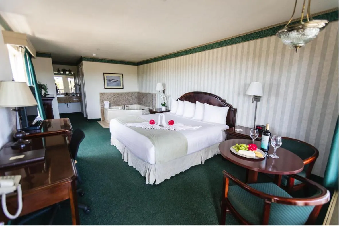 Bed in Emerald Dolphin Inn & Mini Golf