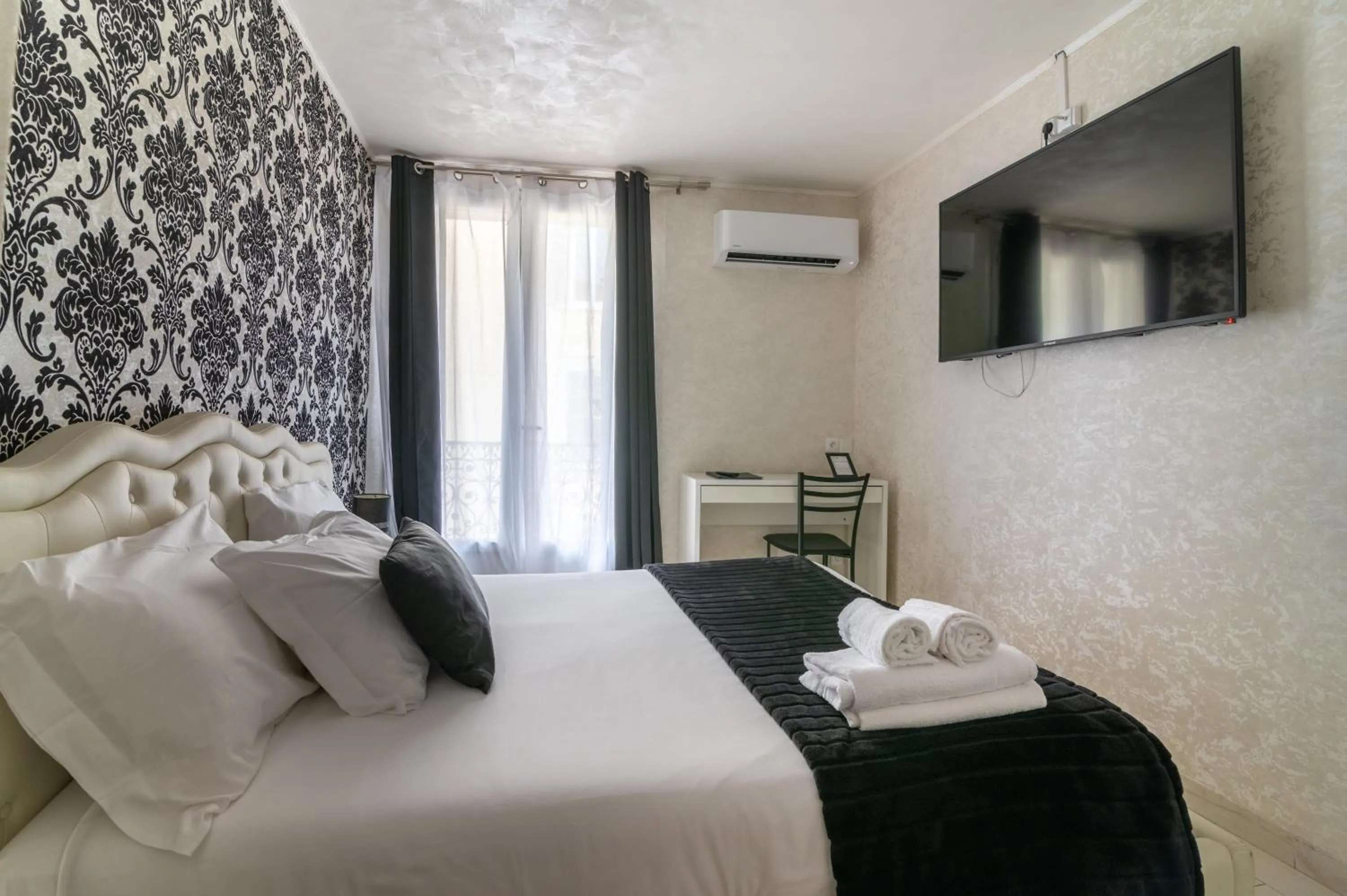 Deluxe Double Room with Balcony in Hotel des Congrès et Festivals