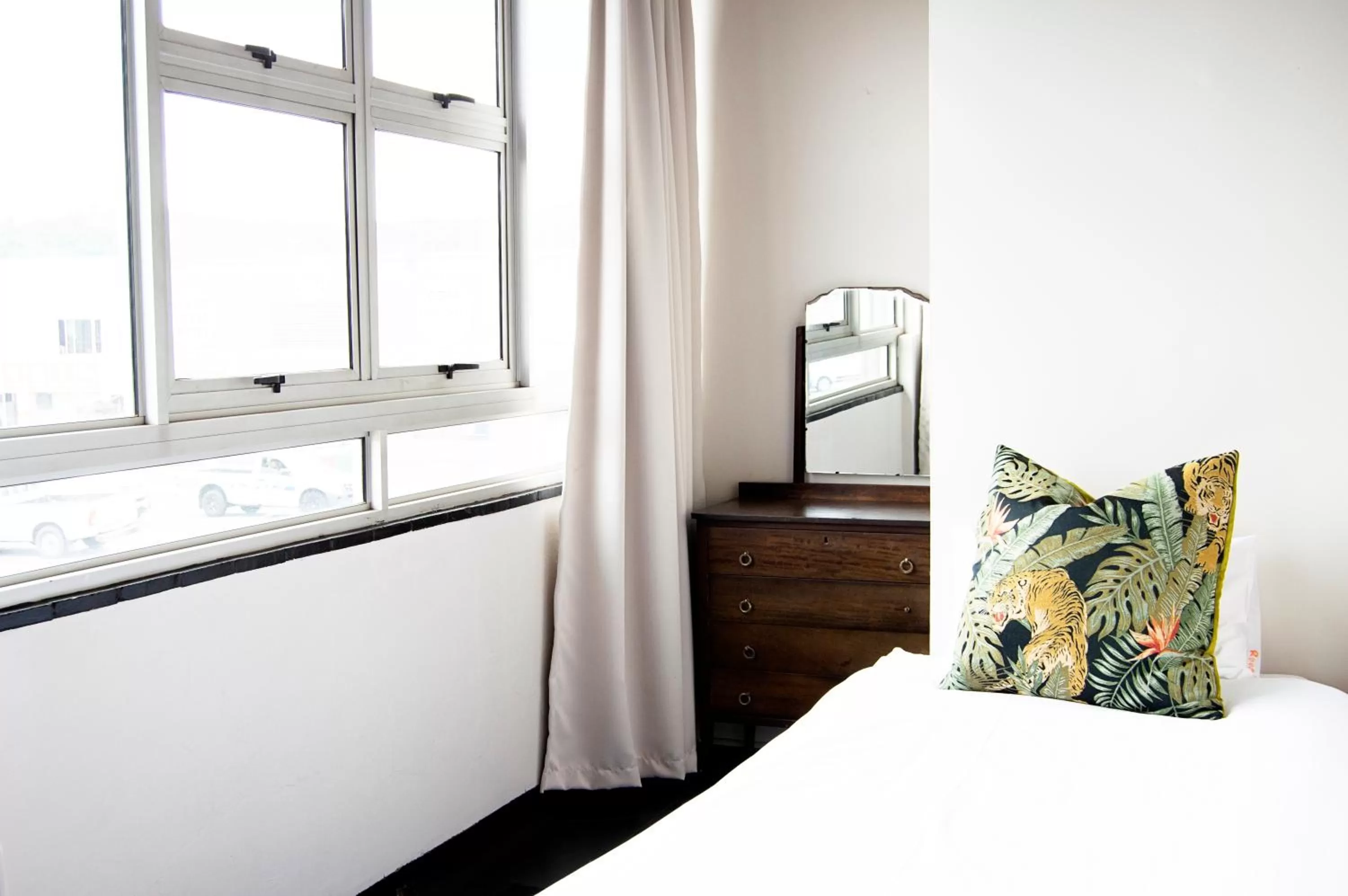 Bedroom, Bed in Thistle Hotel