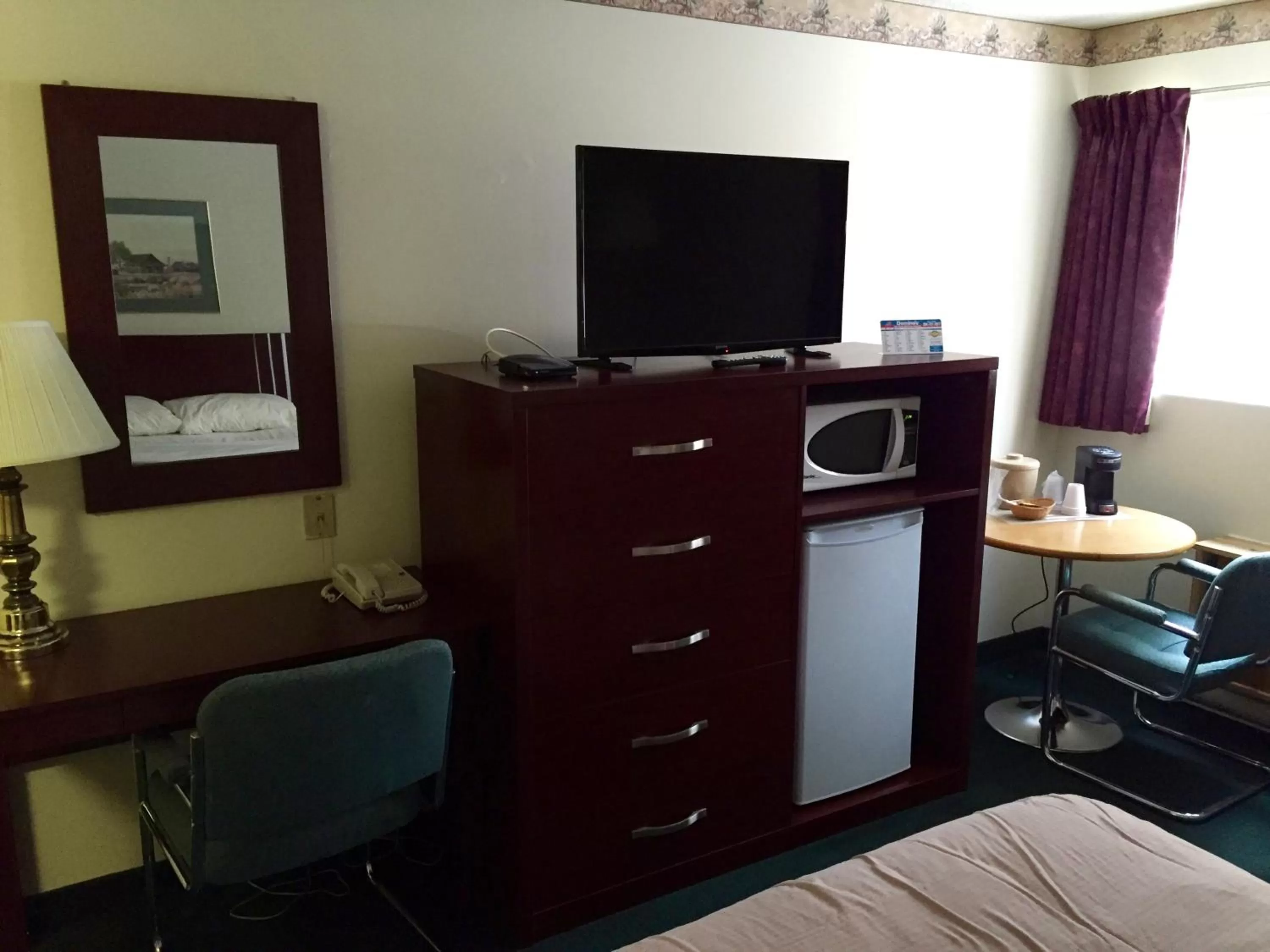 Day, Bed in Colonial Inn