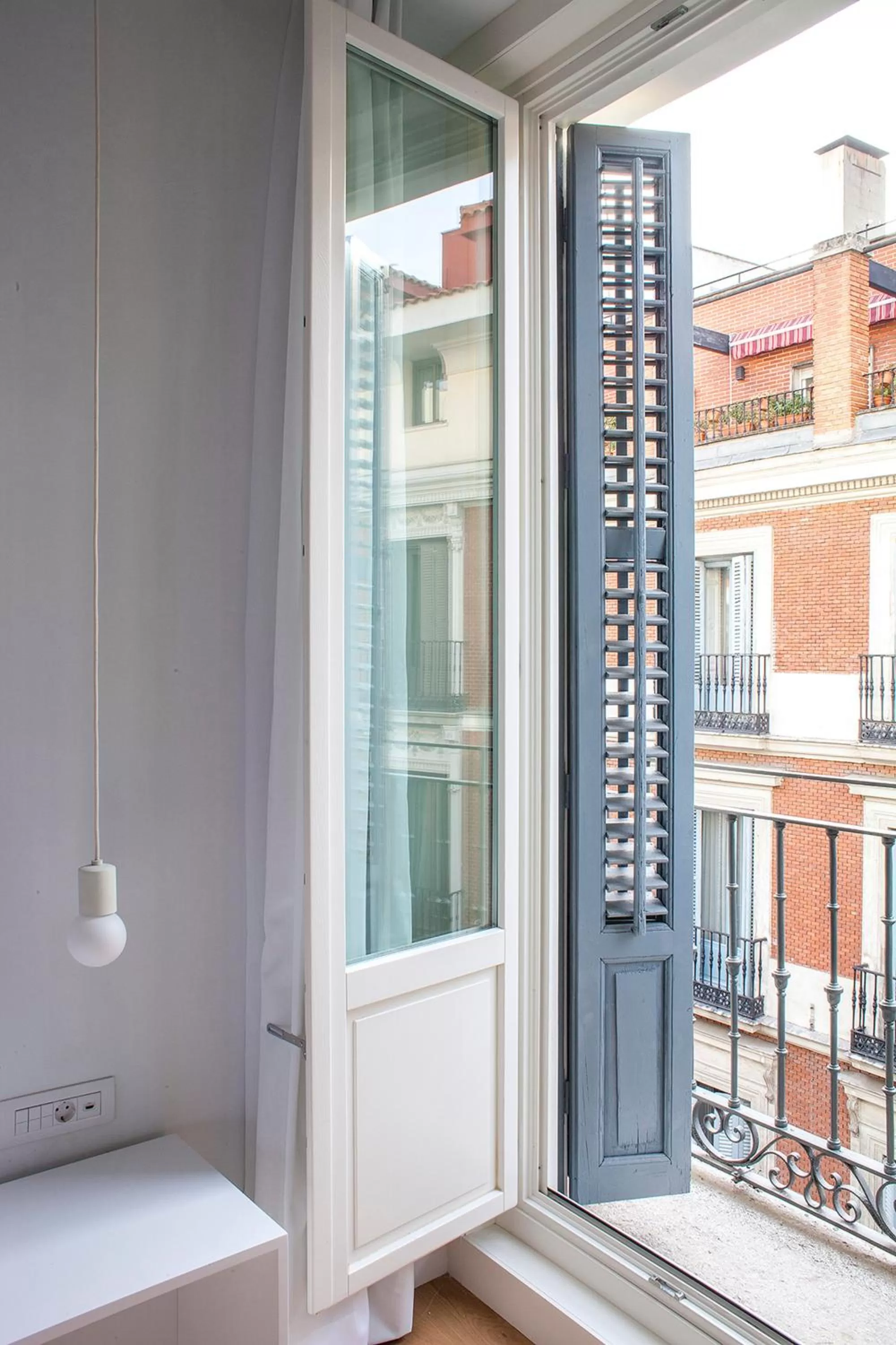 Photo of the whole room in One Shot Prado