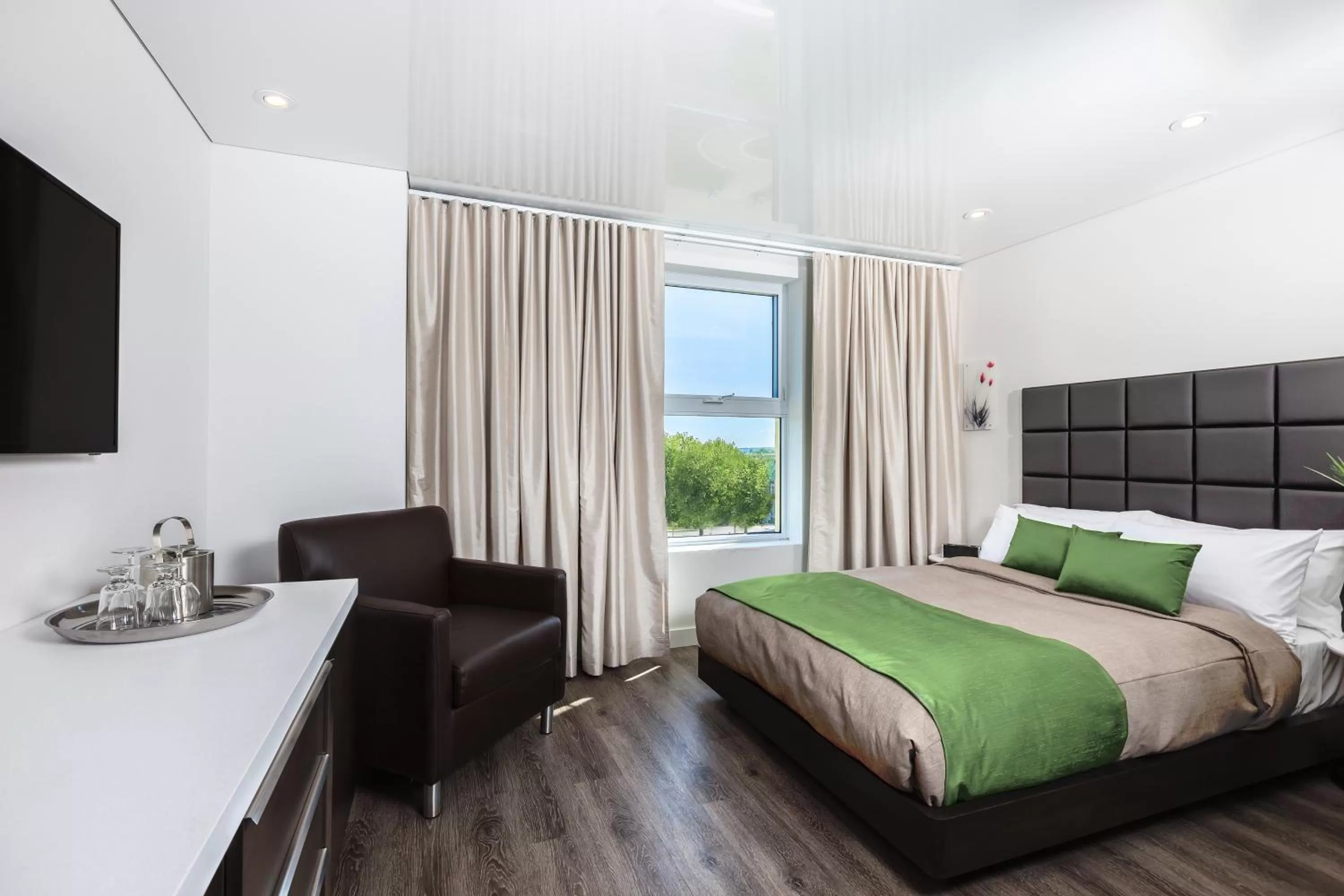 TV and multimedia, Bed in Hotel Chateau Laurier Québec