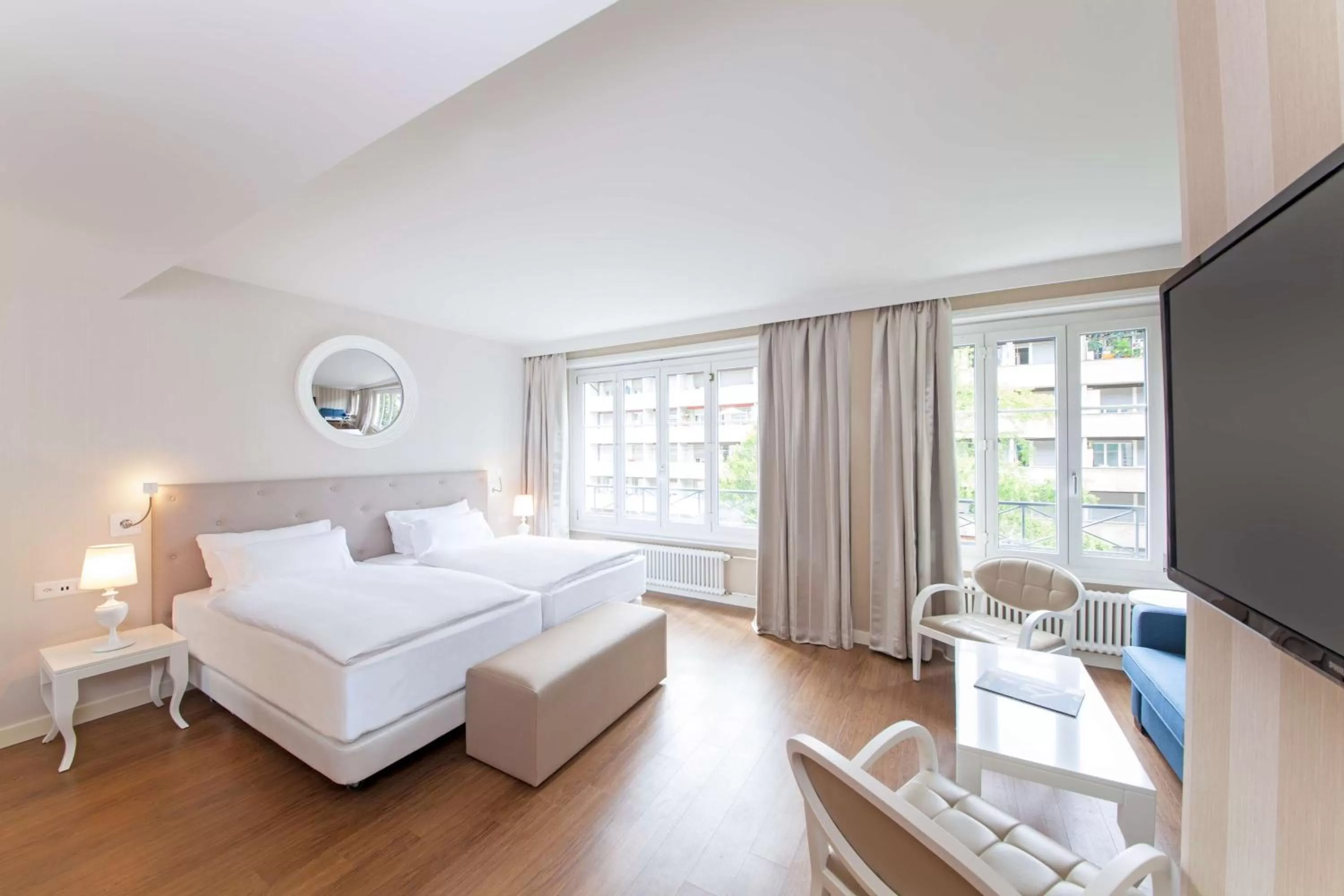 Photo of the whole room, Bed in Geneva by Fassbind