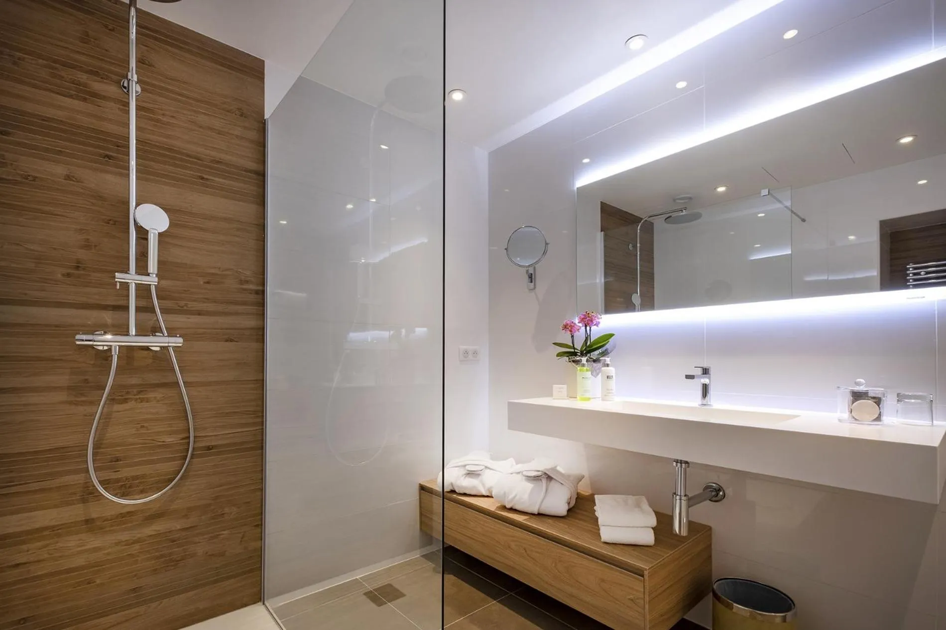 Shower in Servotel Saint-Vincent