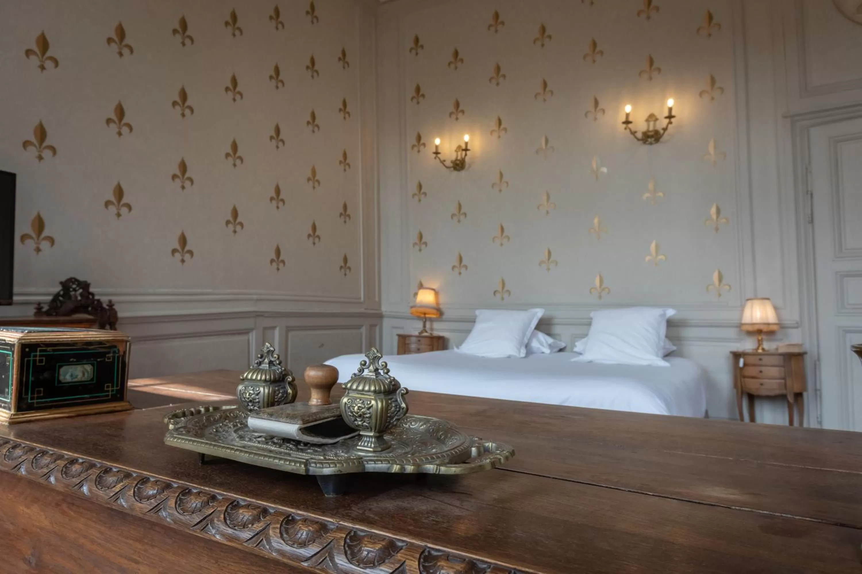 Bed in L'Hotel de Panette, Un exceptionnel château en ville - Chambres historiques, parking - Petit Déjeuner offert
