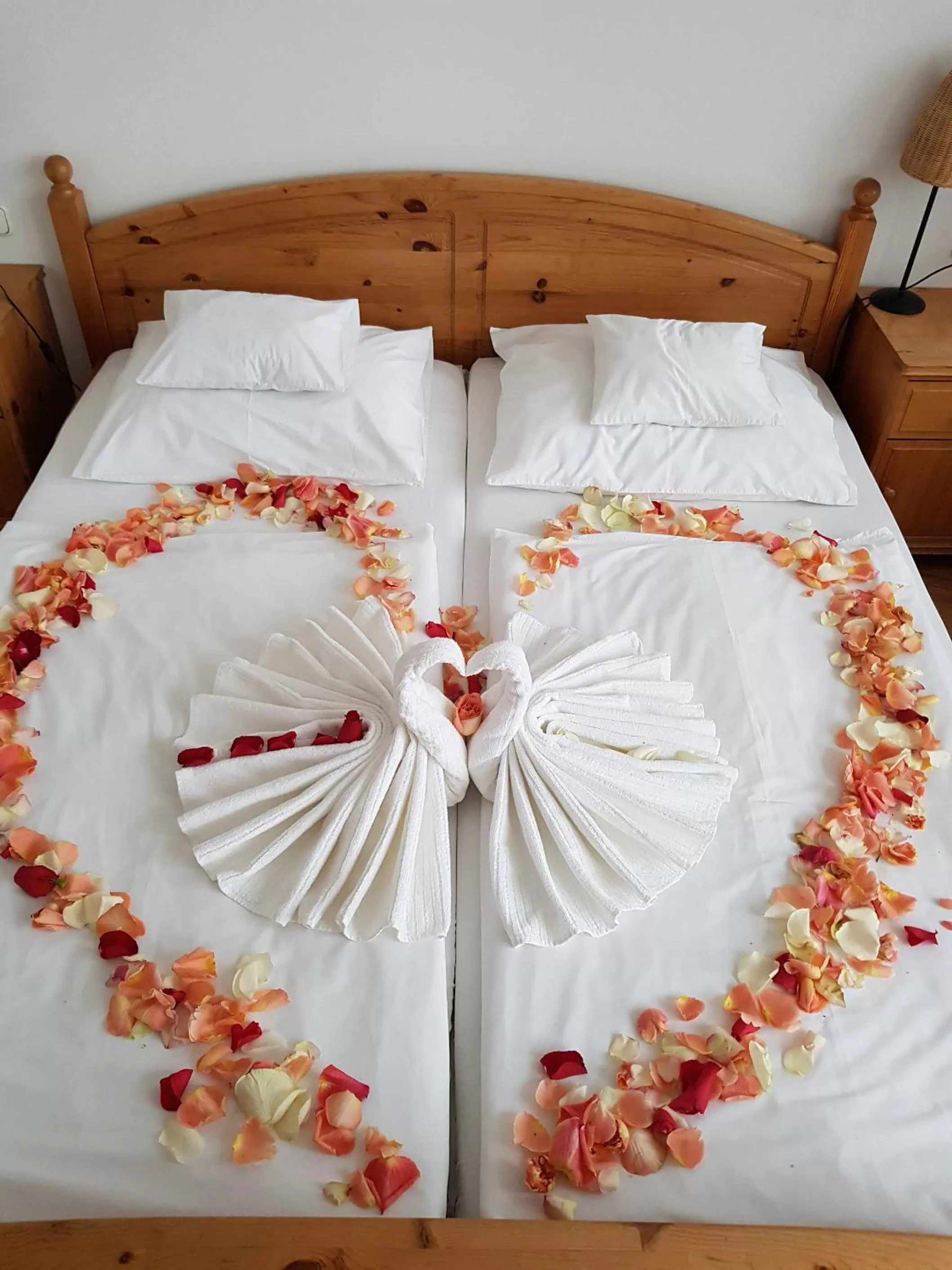 Bed in Arany Szarvas Fogadó és Captain Drakes Pub