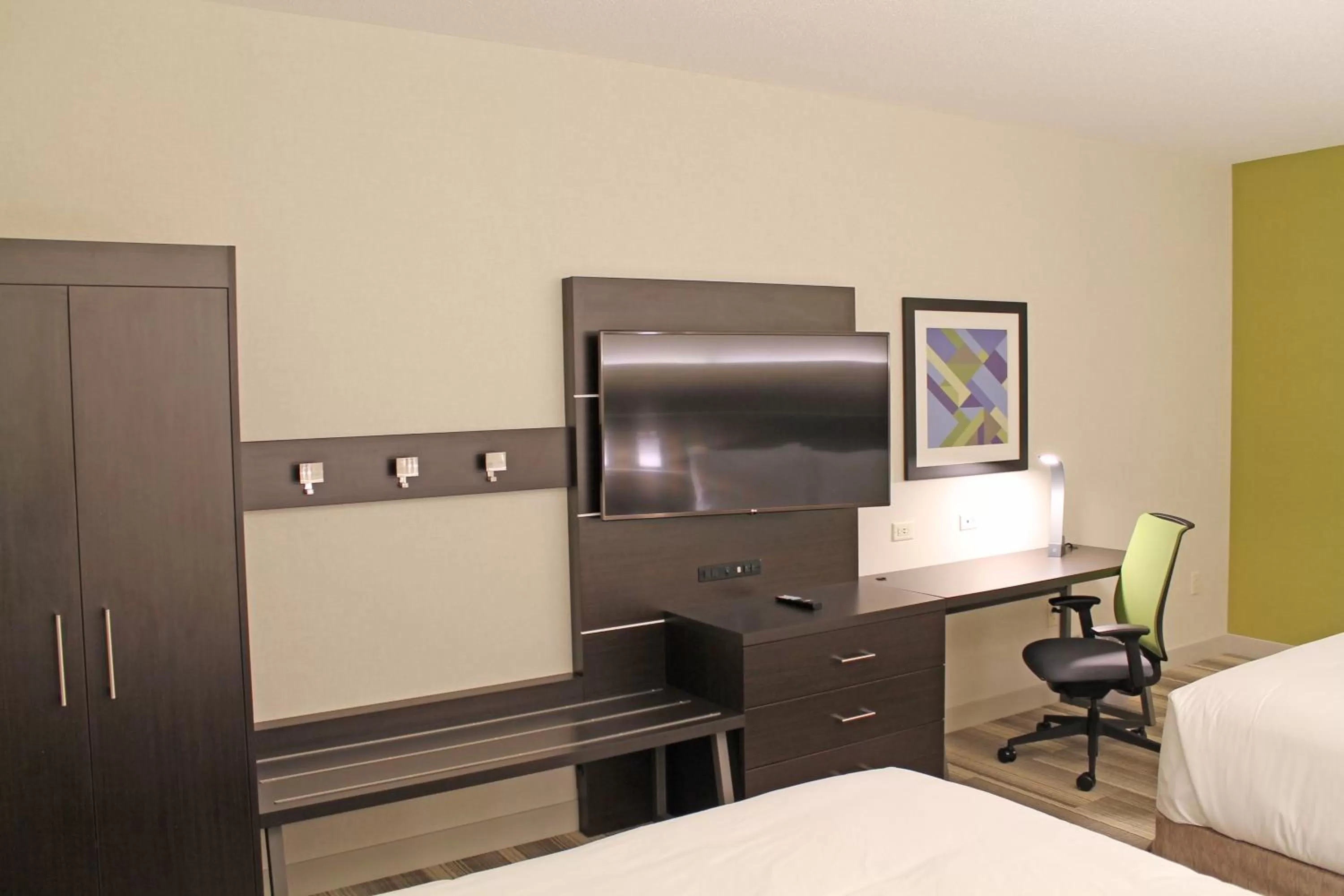 Photo of the whole room, Bed in Holiday Inn Express & Suites - St. Louis South - I-55 by IHG