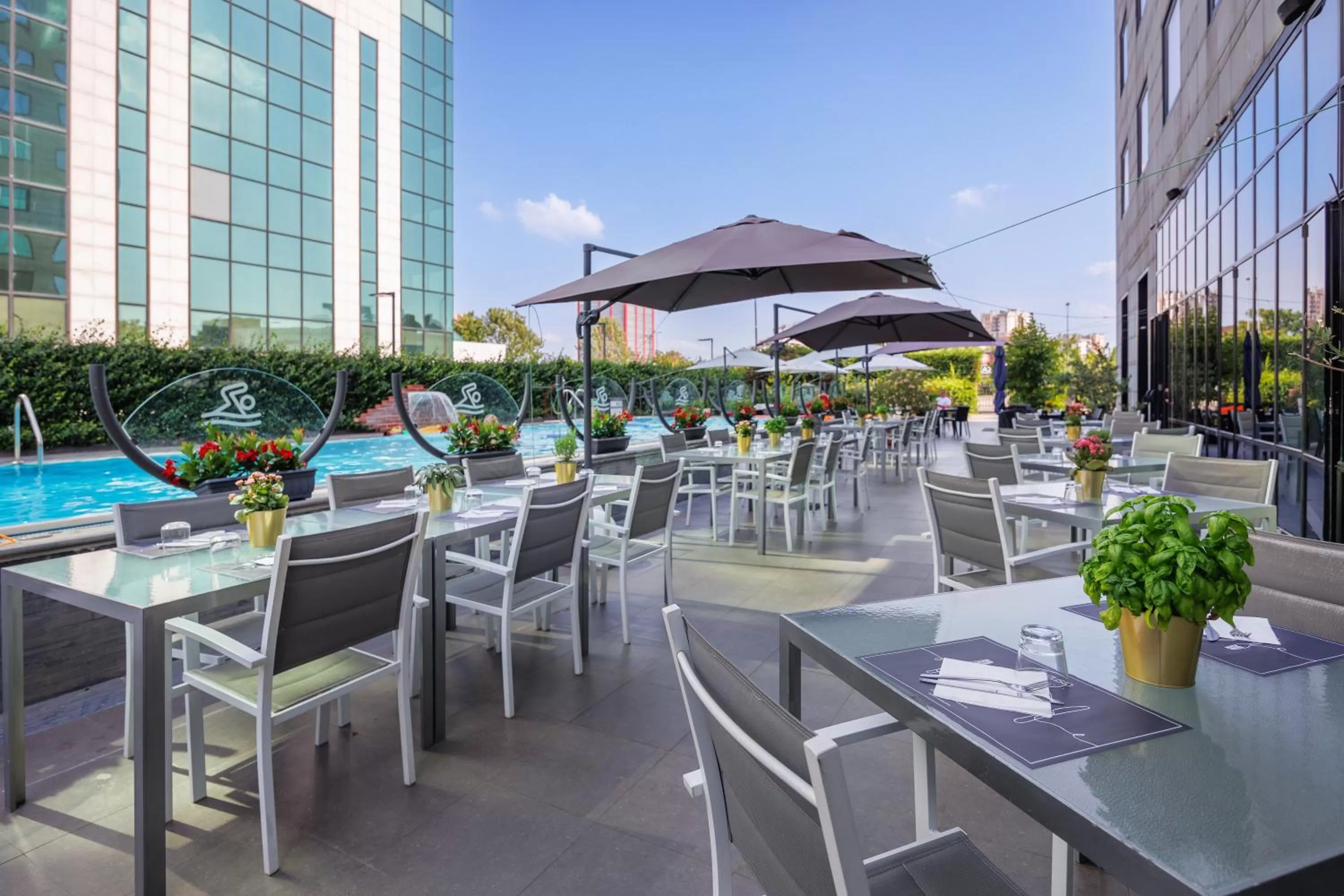 Swimming pool in iH Hotels Milano Lorenteggio