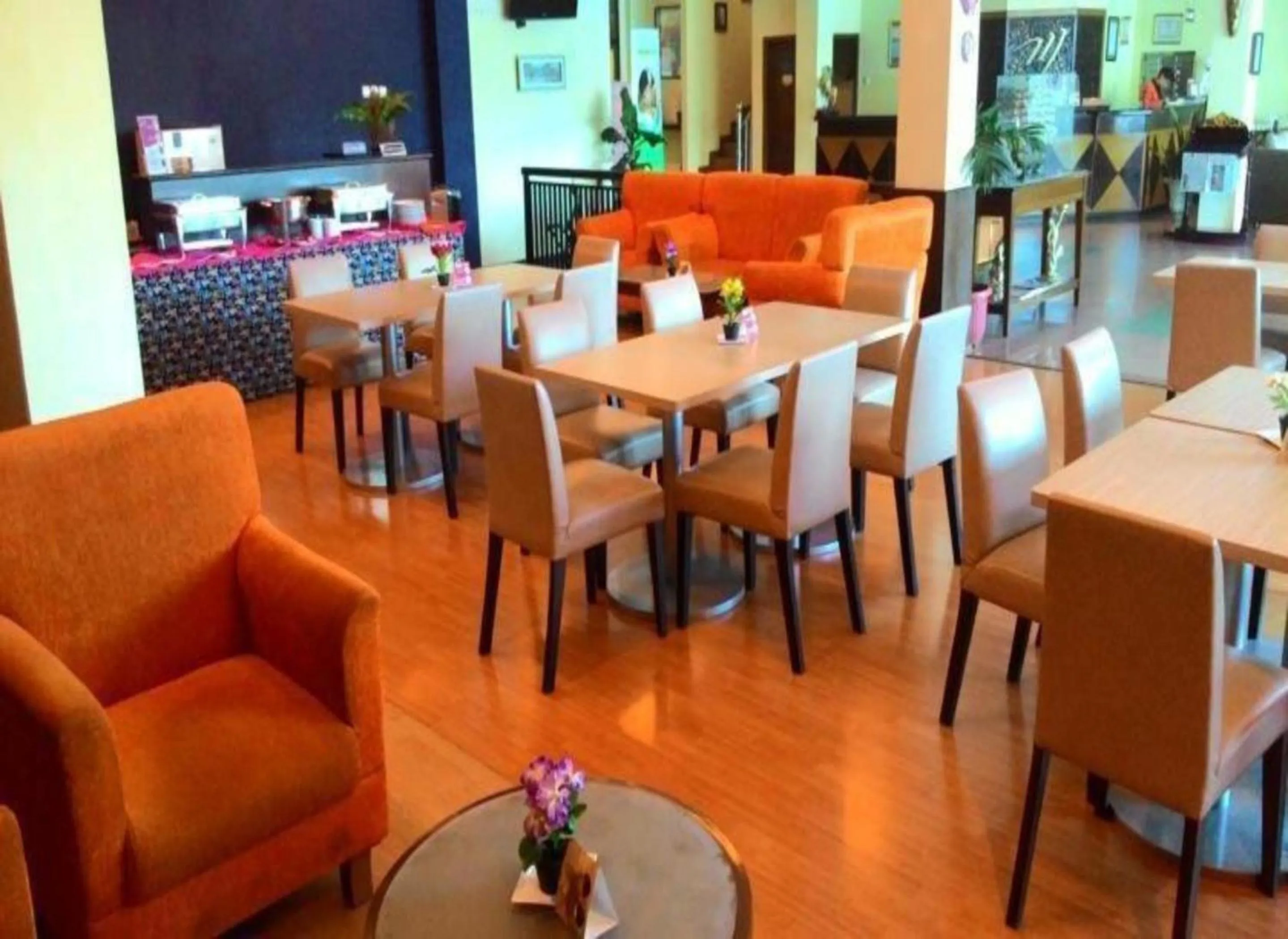 Restaurant/places to eat in Hotel MJ