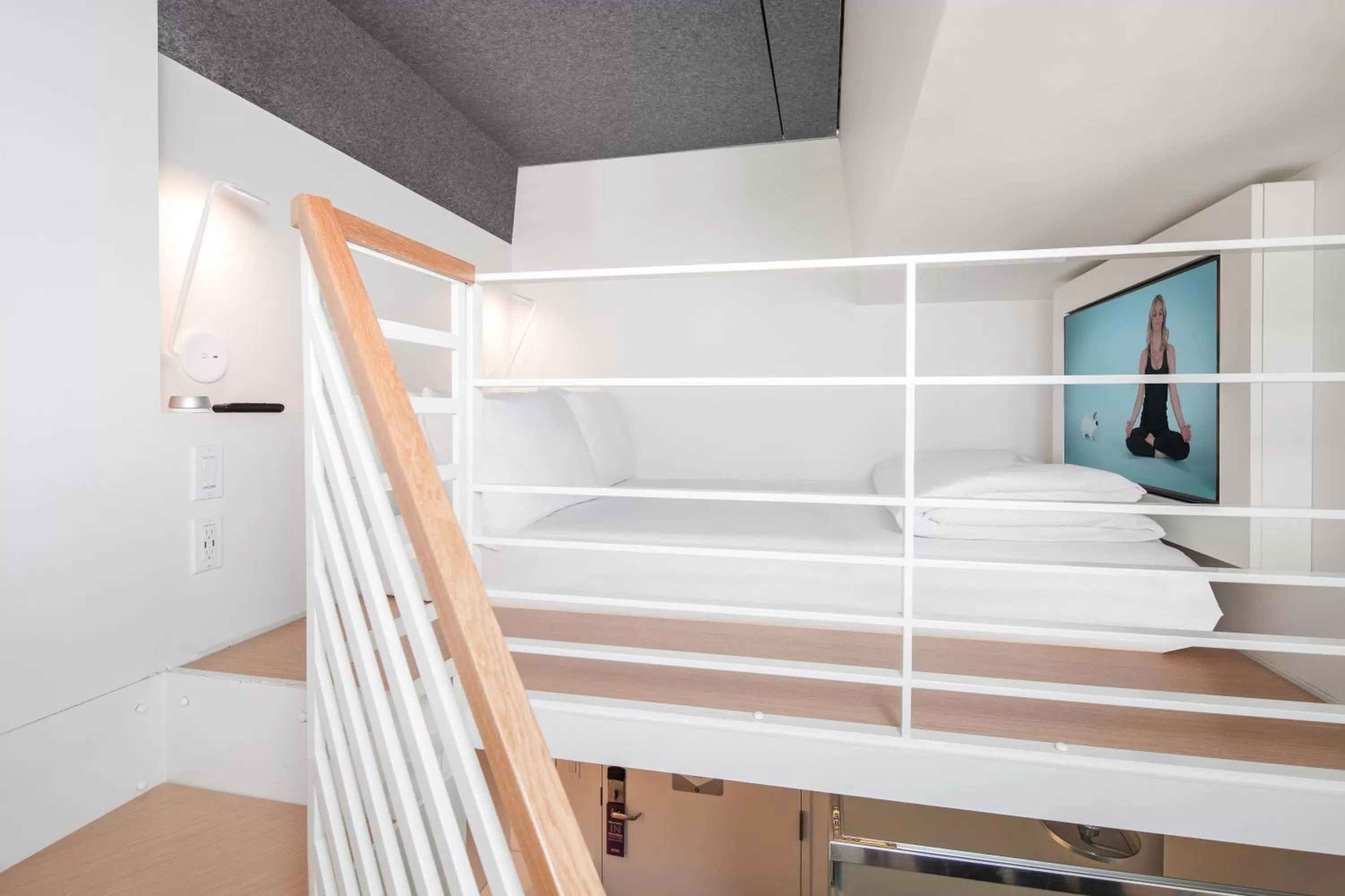 TV and multimedia, Bed in Yotel San Francisco