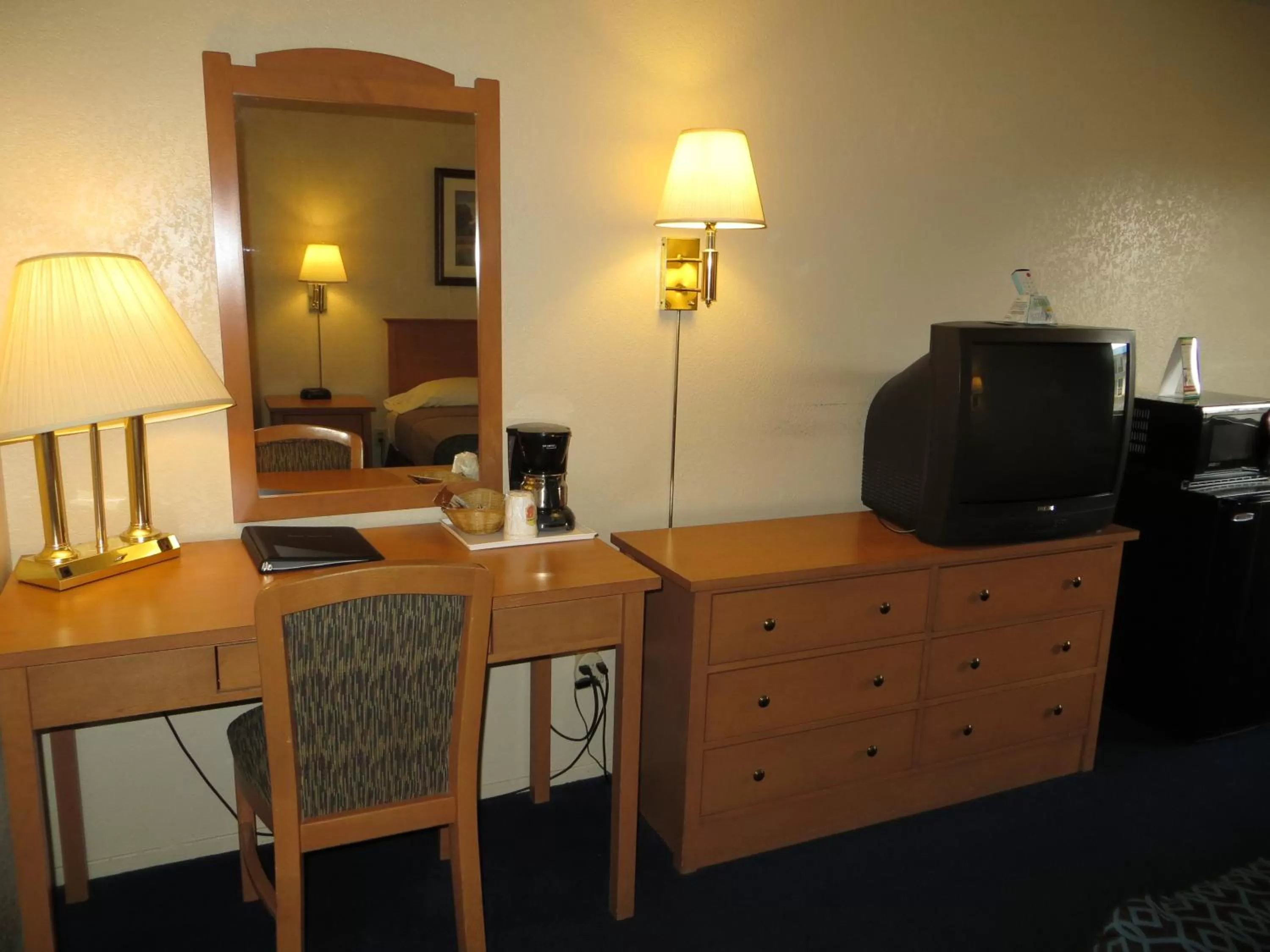 TV and multimedia in Super 8 by Wyndham Susanville